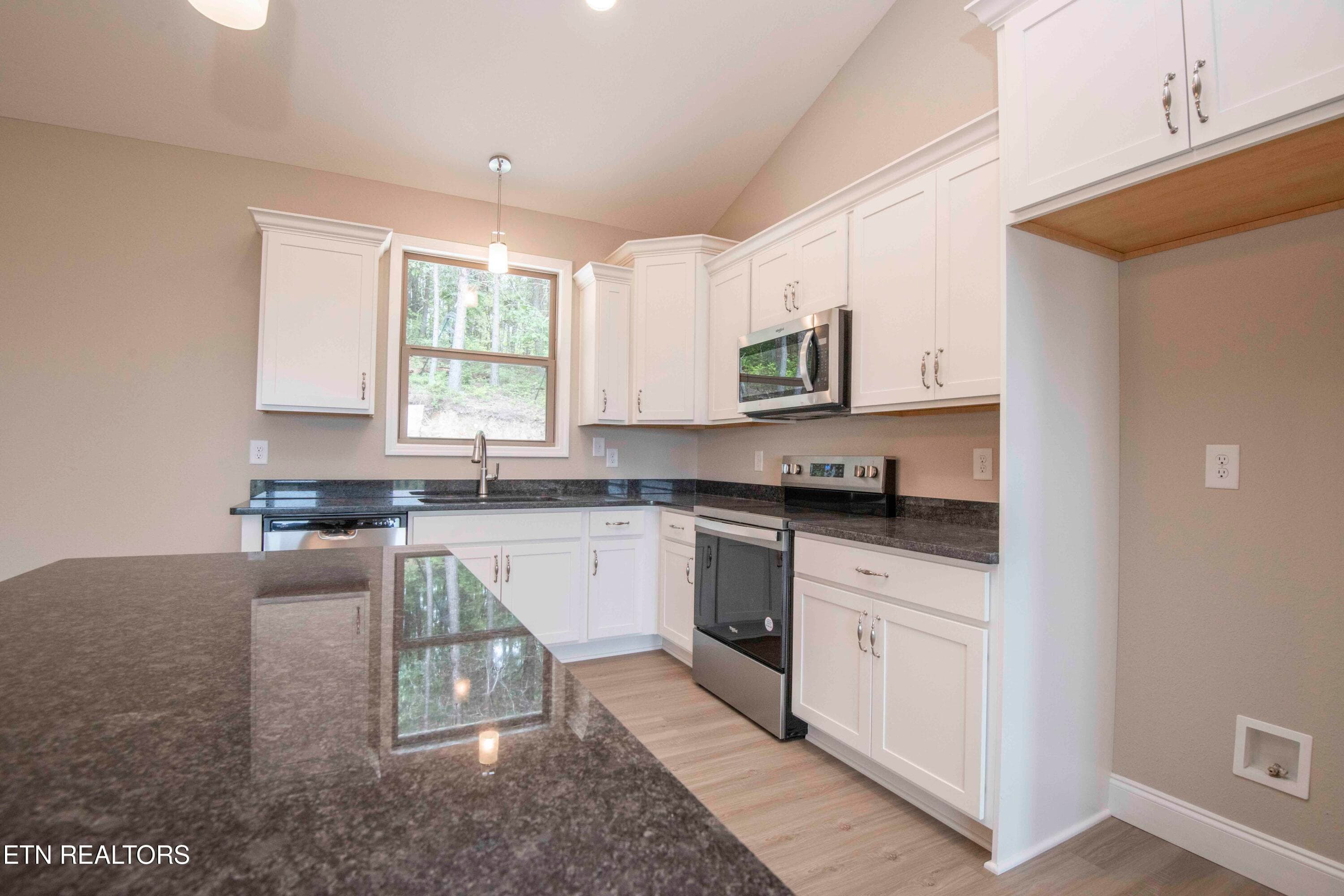 kitchen 1_1 - 2609 Mountain Blvd, Sevierville, TN 37876