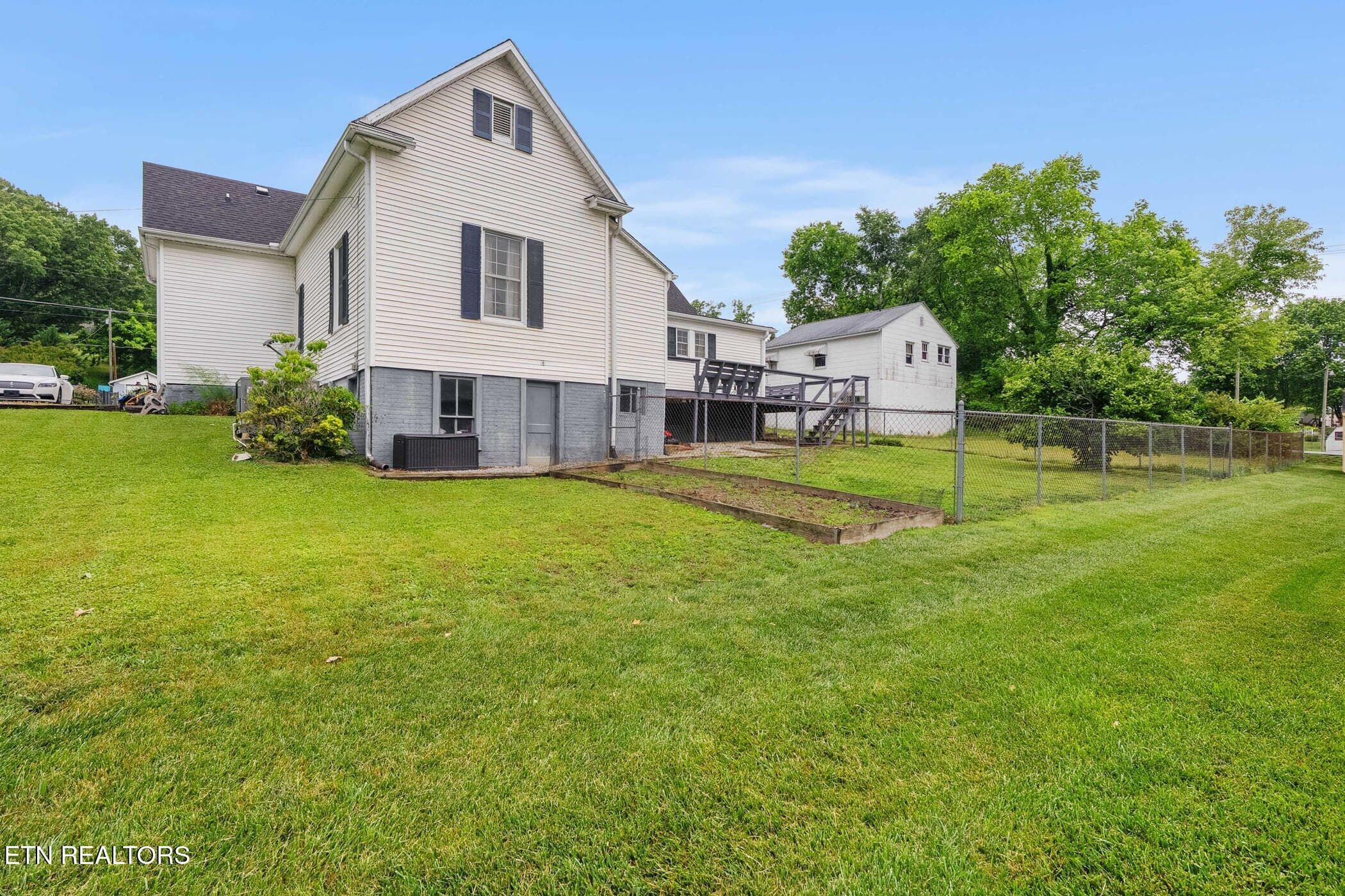 dsc03863 - 719 Medaris St, Clinton, TN 37716