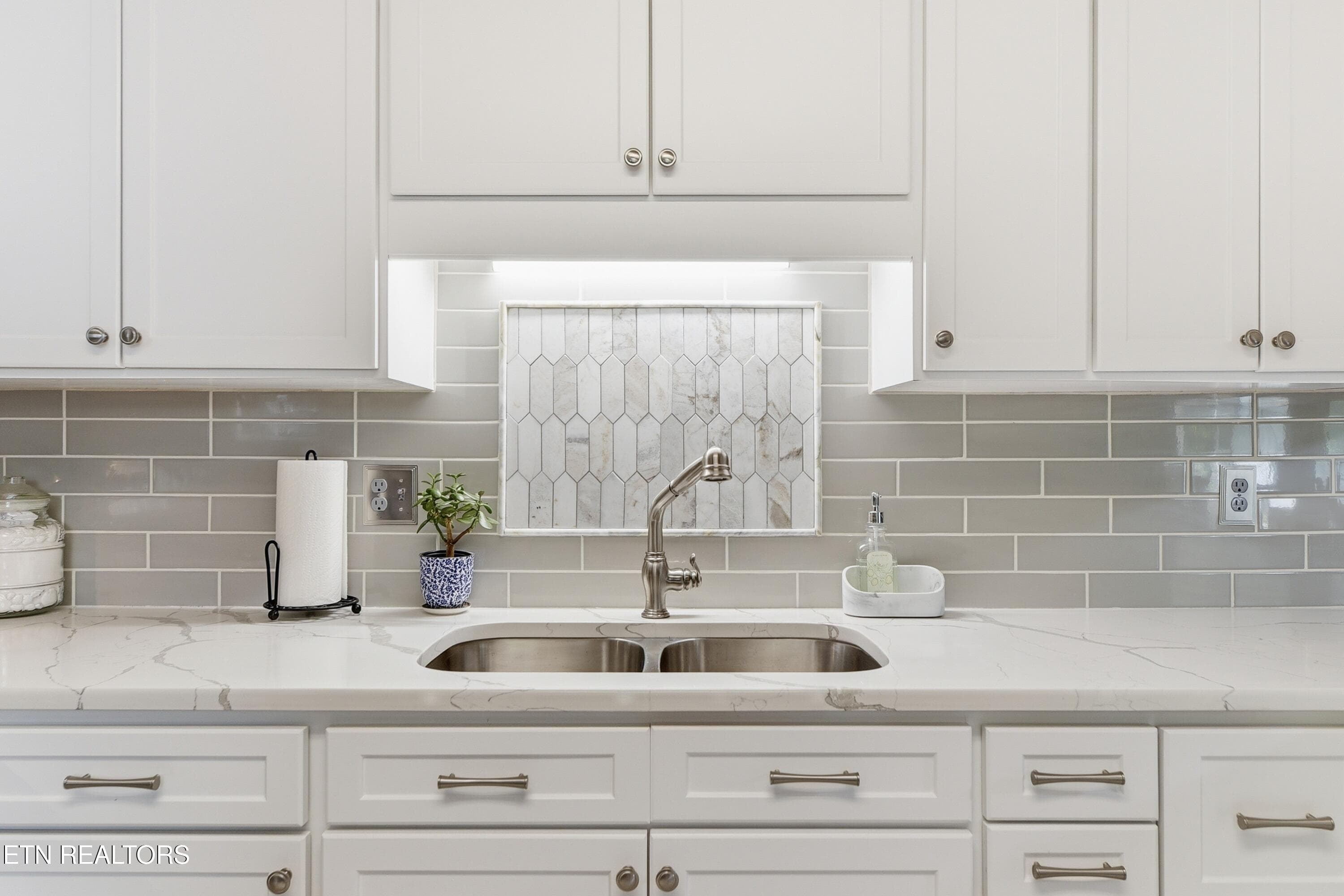 Gorgeous Backsplash! - 221 Sherwood Rd, Powell, TN 37849