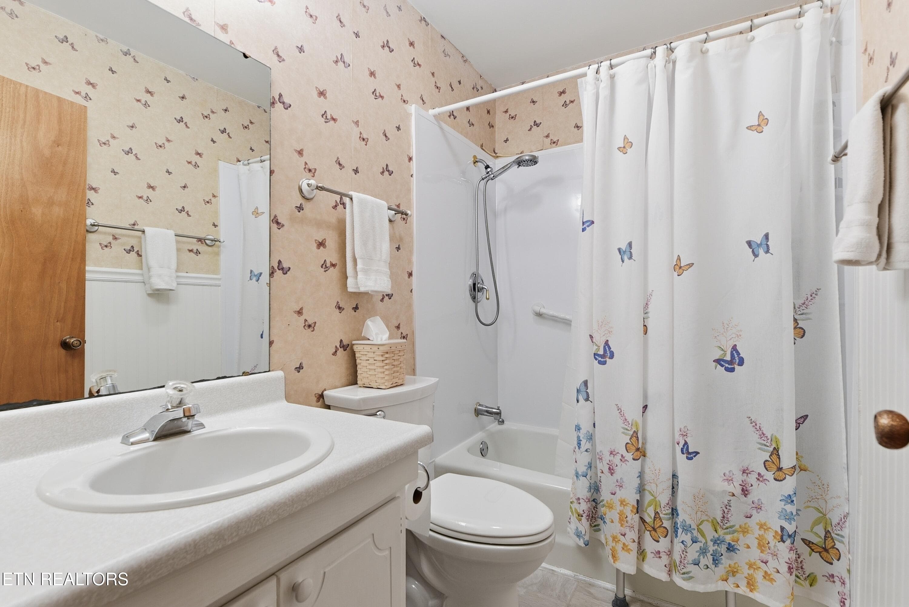 Full Bath in Hallway - 221 Sherwood Rd, Powell, TN 37849