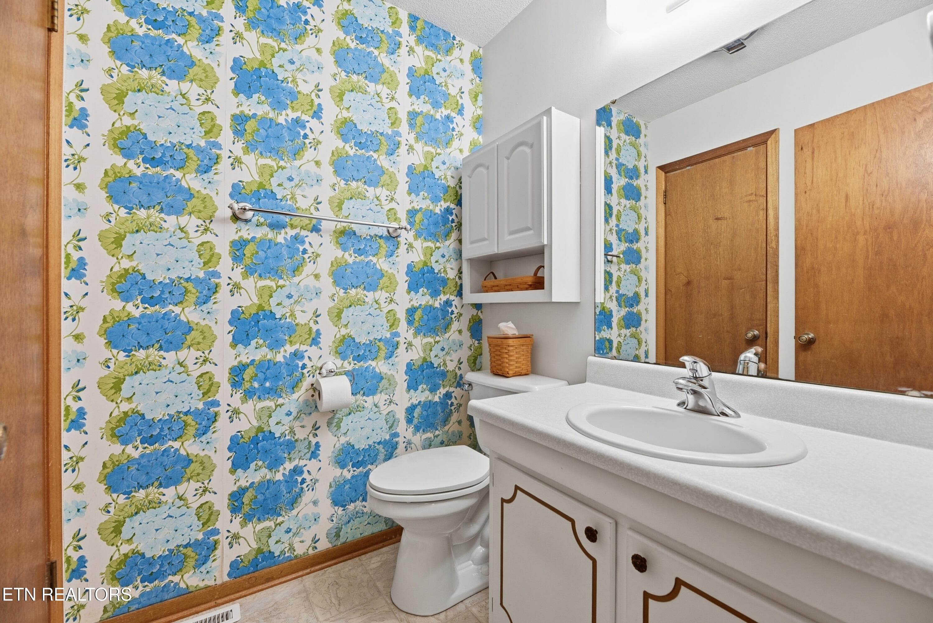 Master Bath - 221 Sherwood Rd, Powell, TN 37849