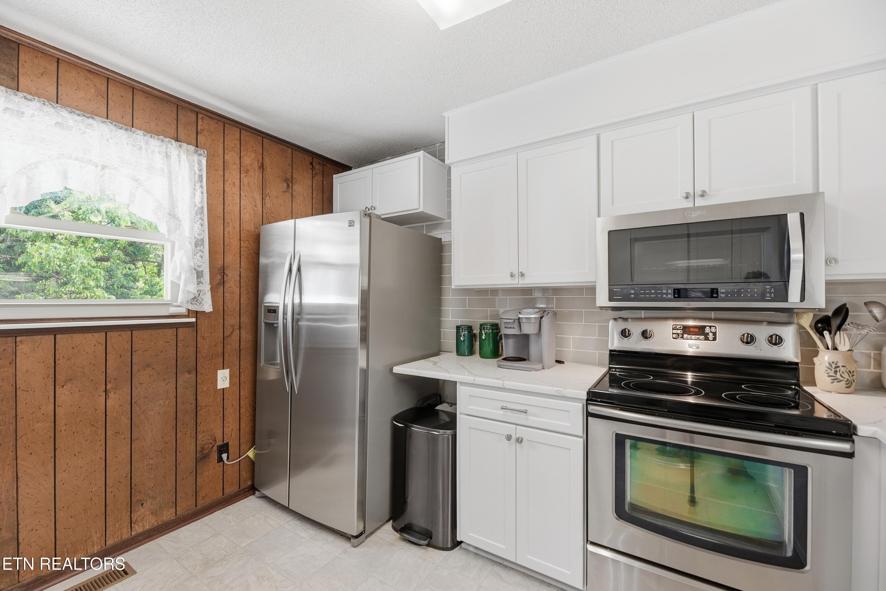 Stainless Appliances - 221 Sherwood Rd, Powell, TN 37849