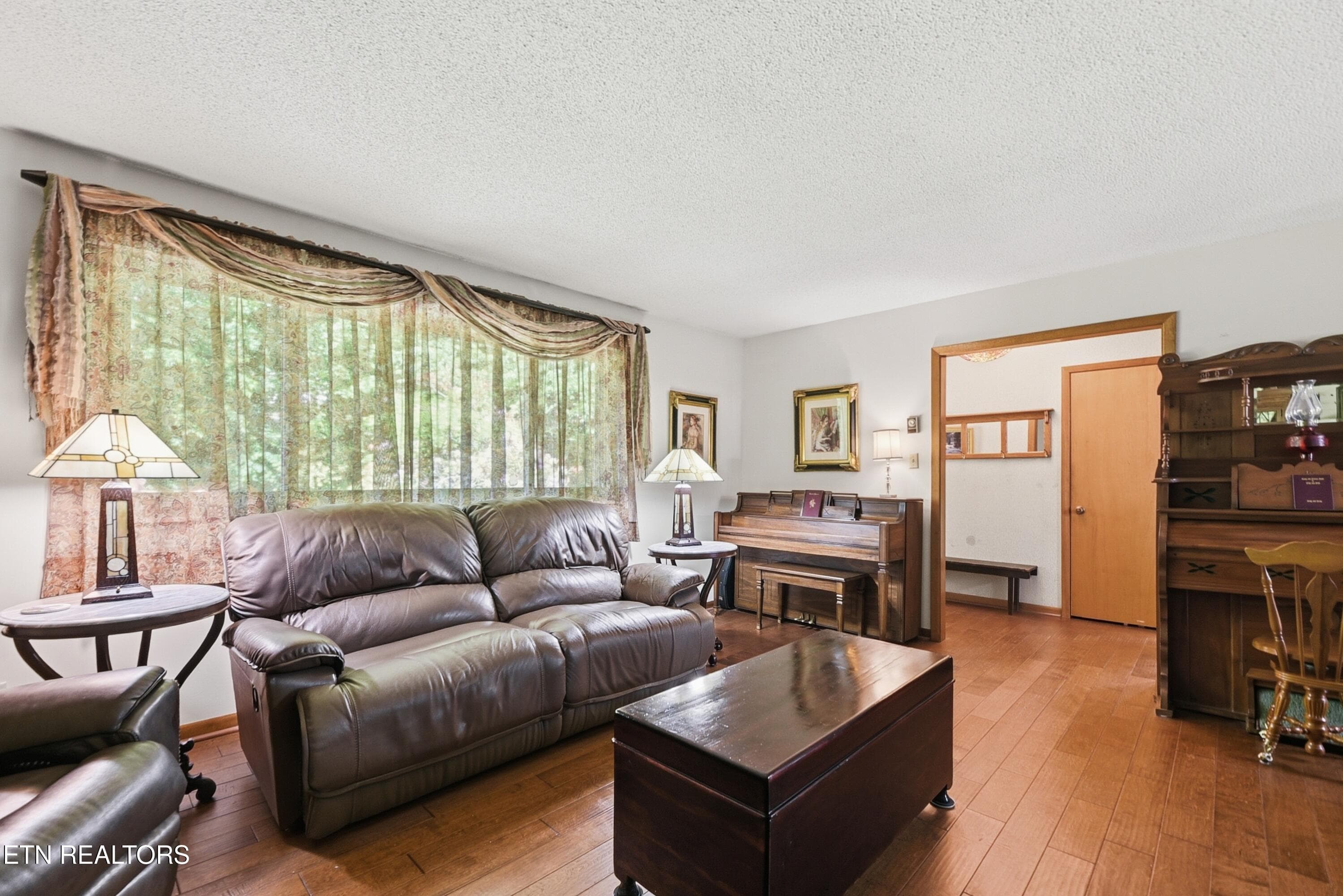 Family Room - 221 Sherwood Rd, Powell, TN 37849