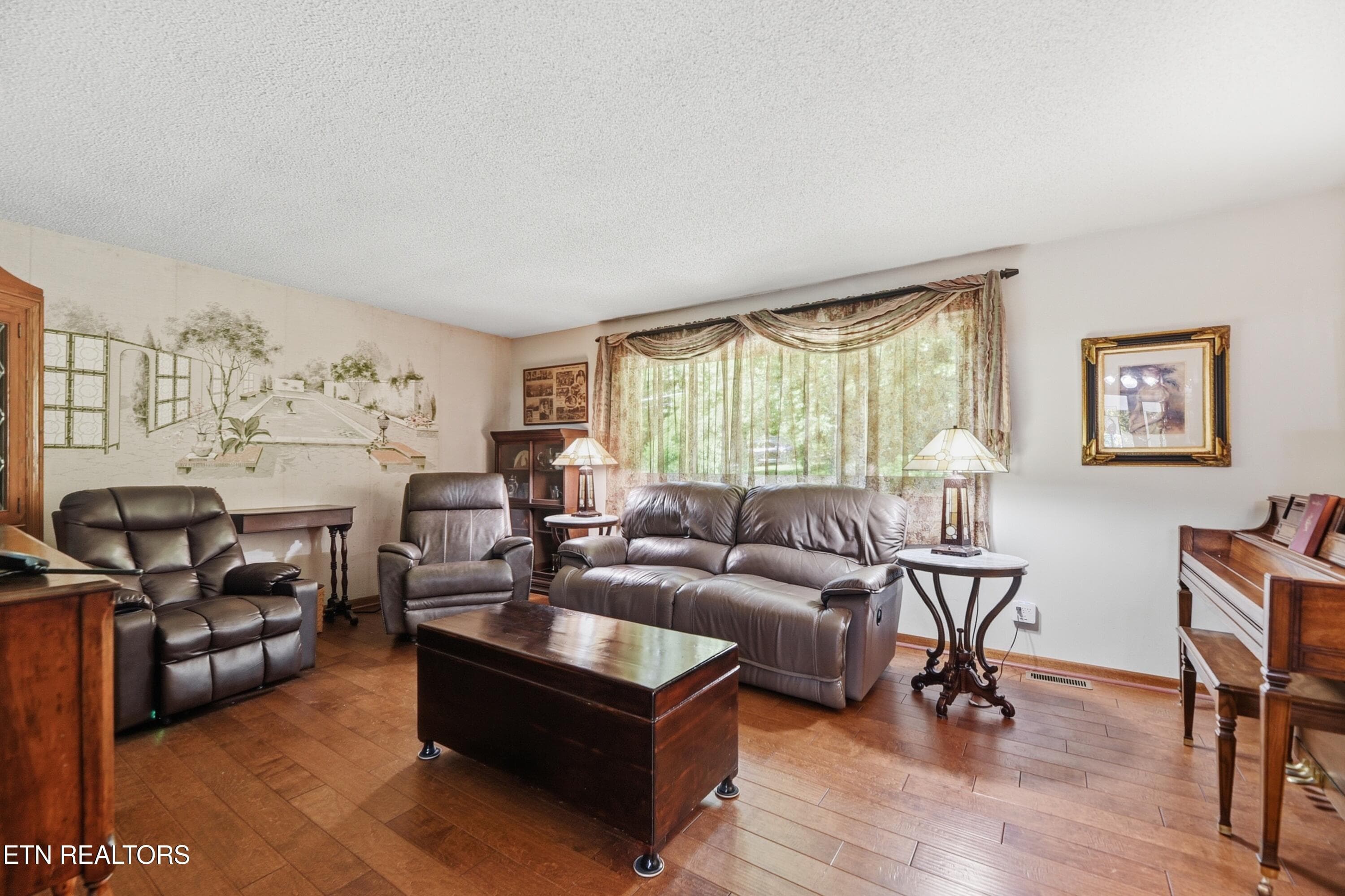 Family Room - 221 Sherwood Rd, Powell, TN 37849