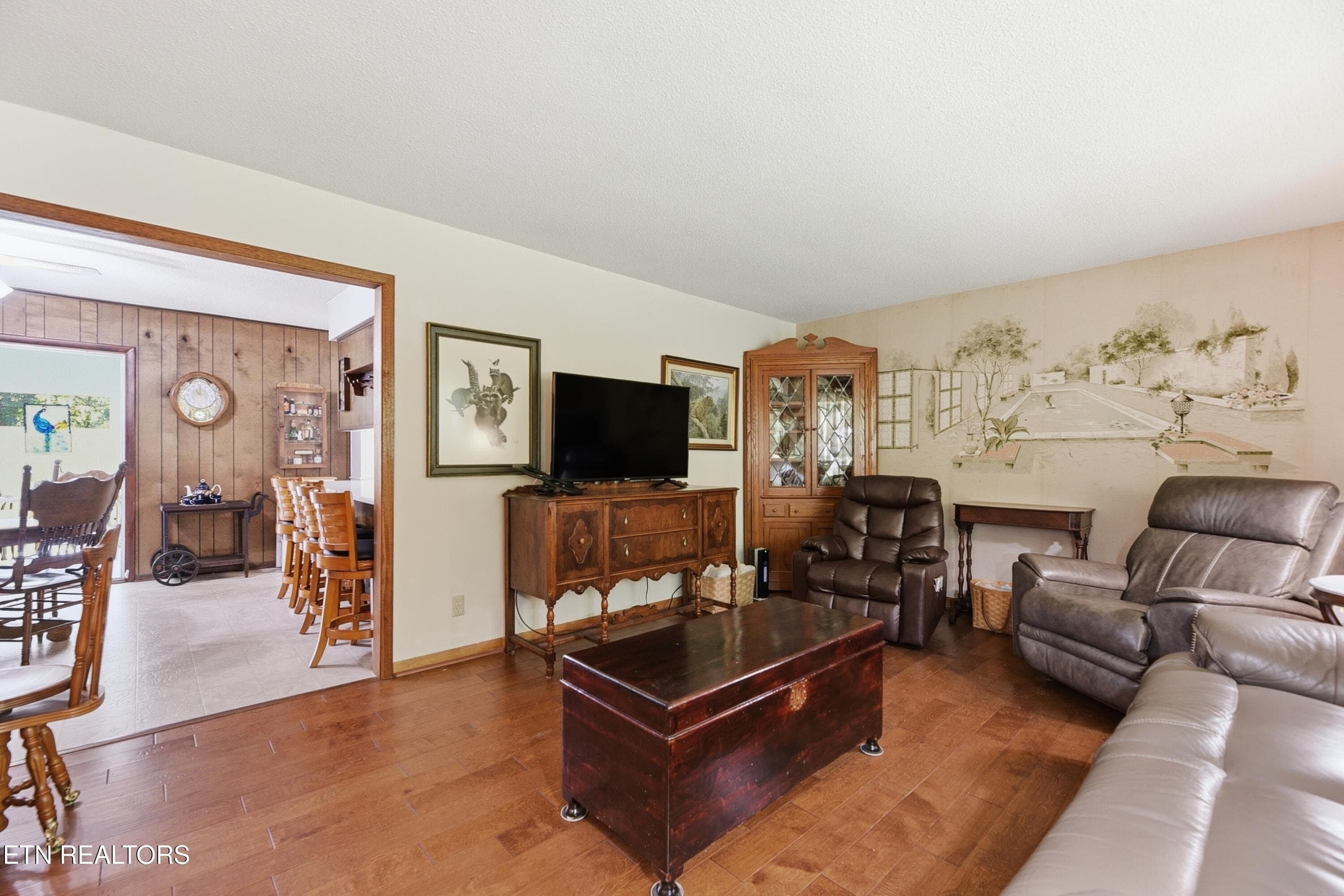 Family Room - 221 Sherwood Rd, Powell, TN 37849