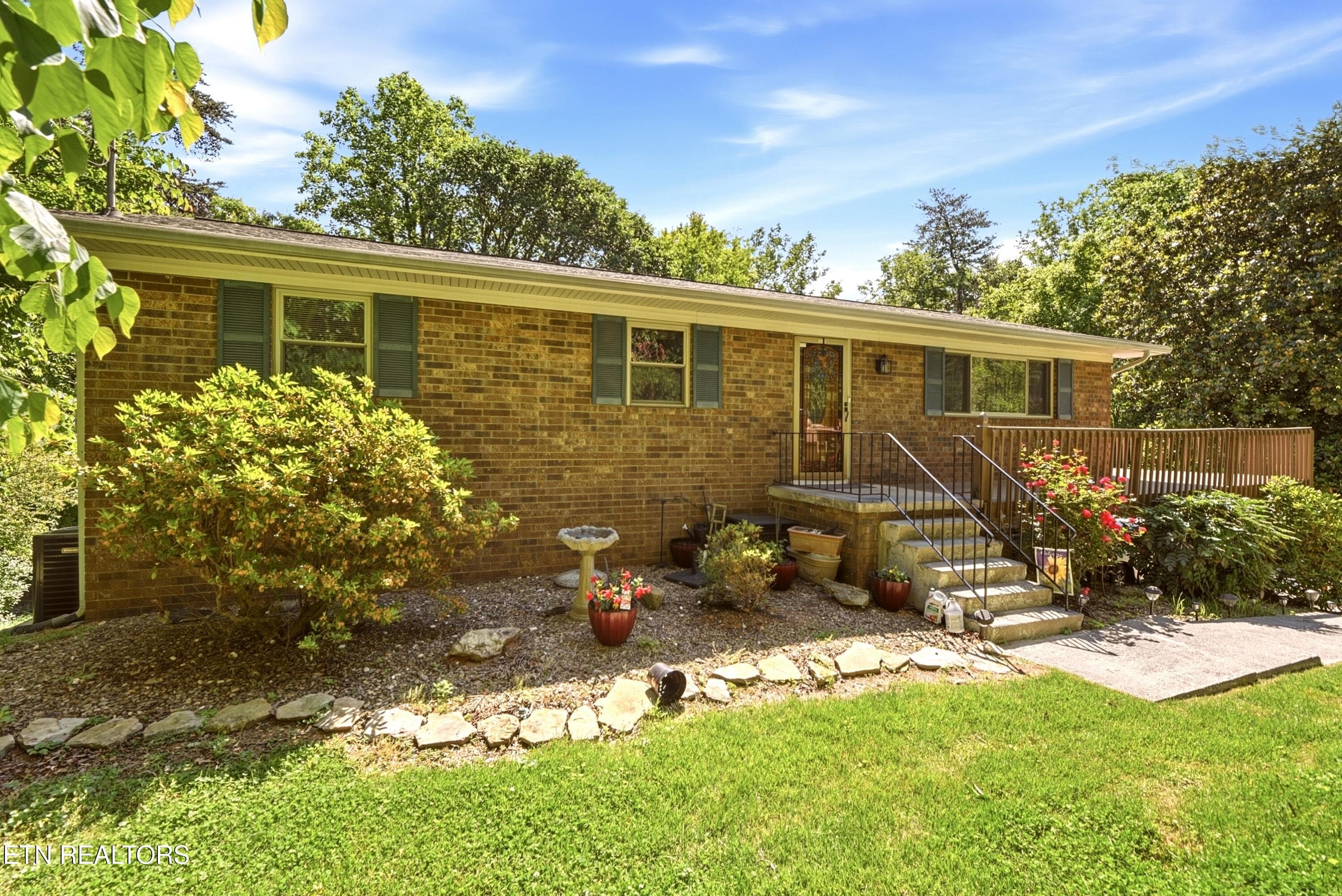 Welcome Home! - 221 Sherwood Rd, Powell, TN 37849