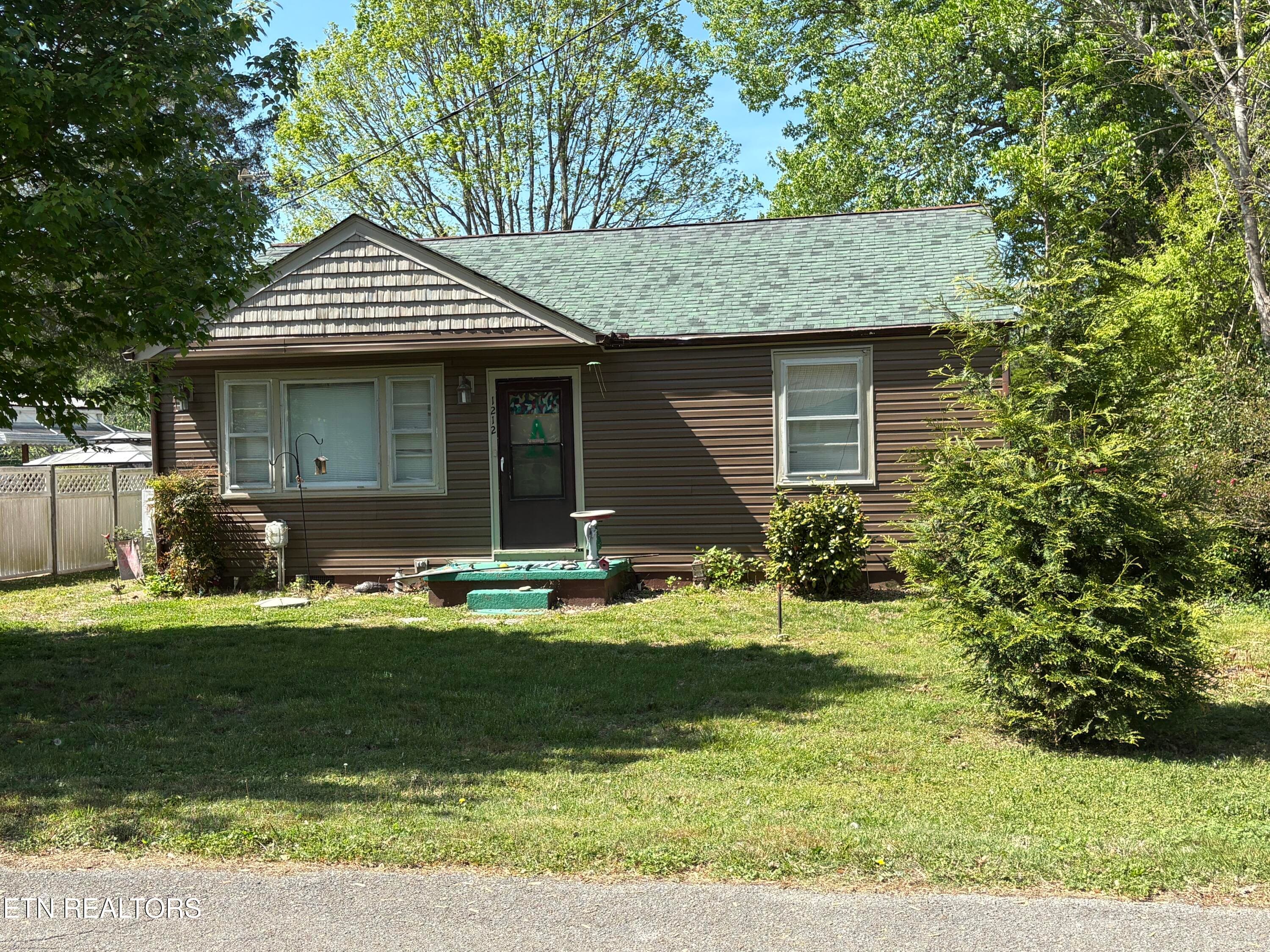 1212 Jones St, Athens, TN 37303