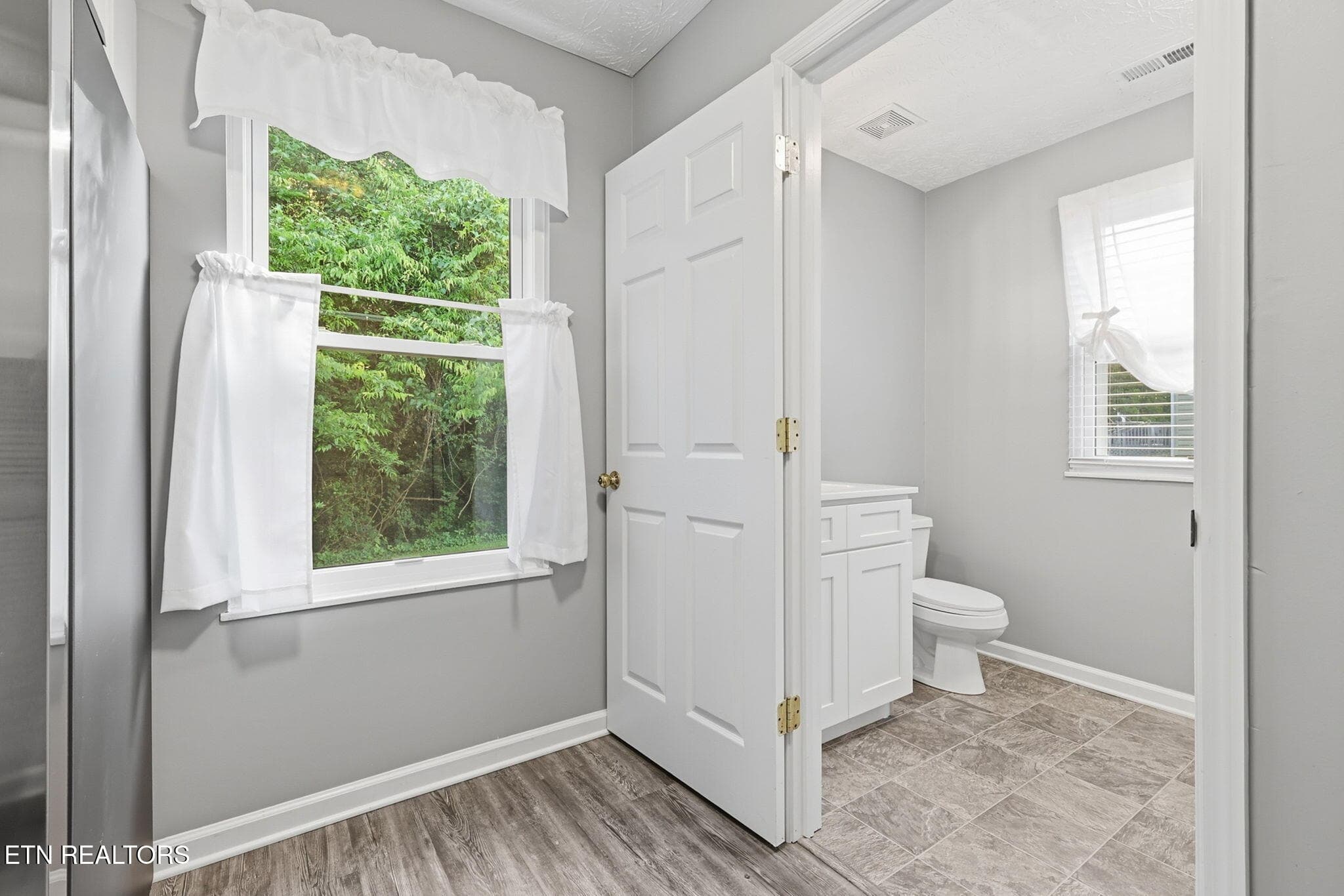 21-web-or-mls-3F1A9782 - 5516 W Emory Rd, Powell, TN 37849