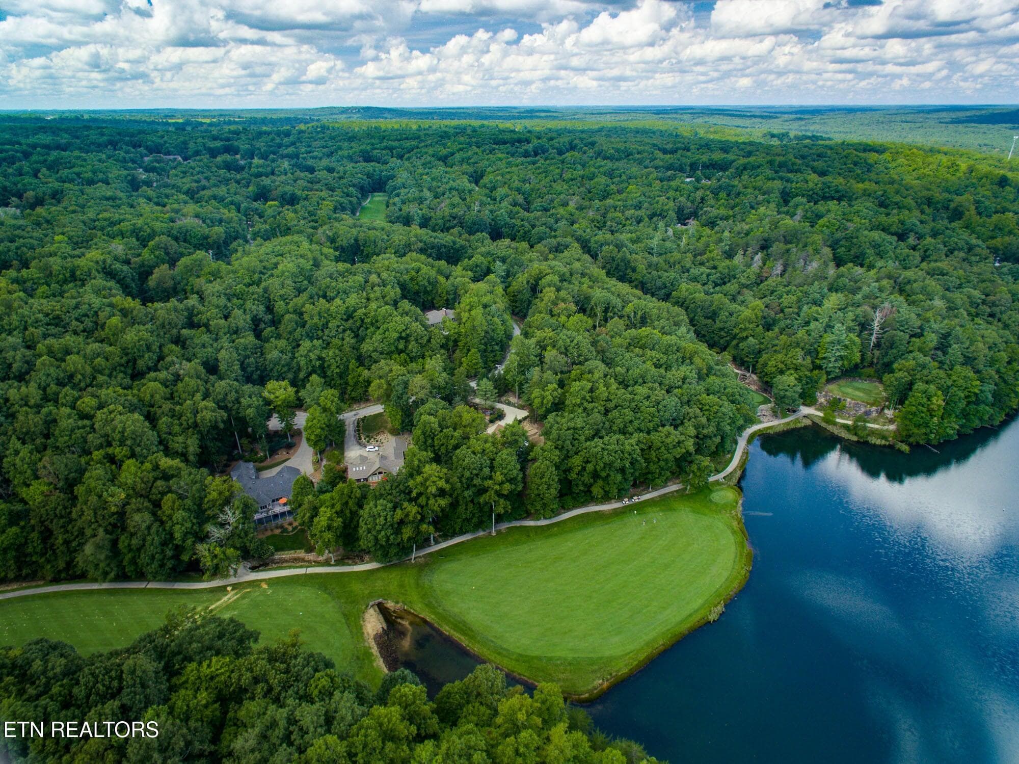 BEAUTIFUL VIEWS AND VISTAS - 22 Lakeridge Terrace, Fairfield Glade, TN 38558