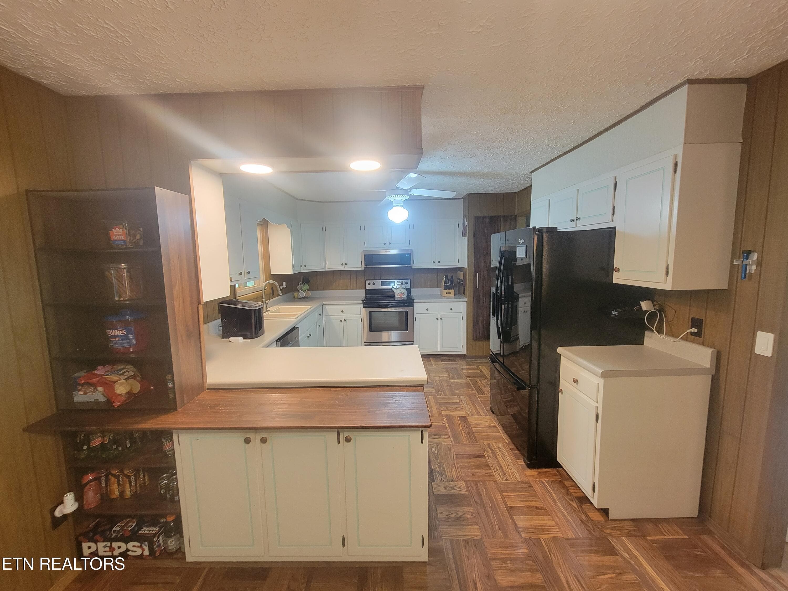 Kitchen - 572 S Lake Drive, Oneida, TN 37841