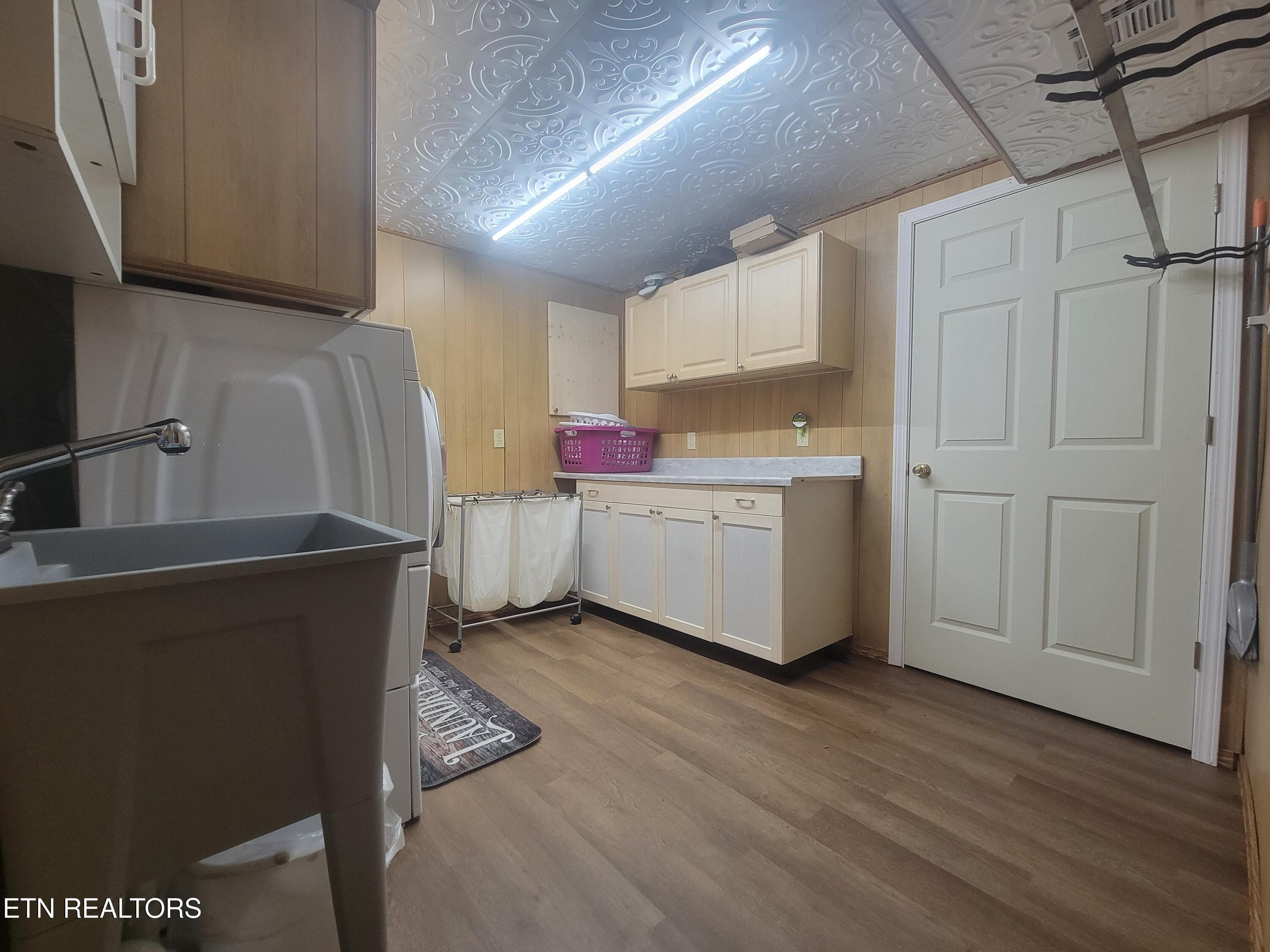 Laundry Rm - 572 S Lake Drive, Oneida, TN 37841
