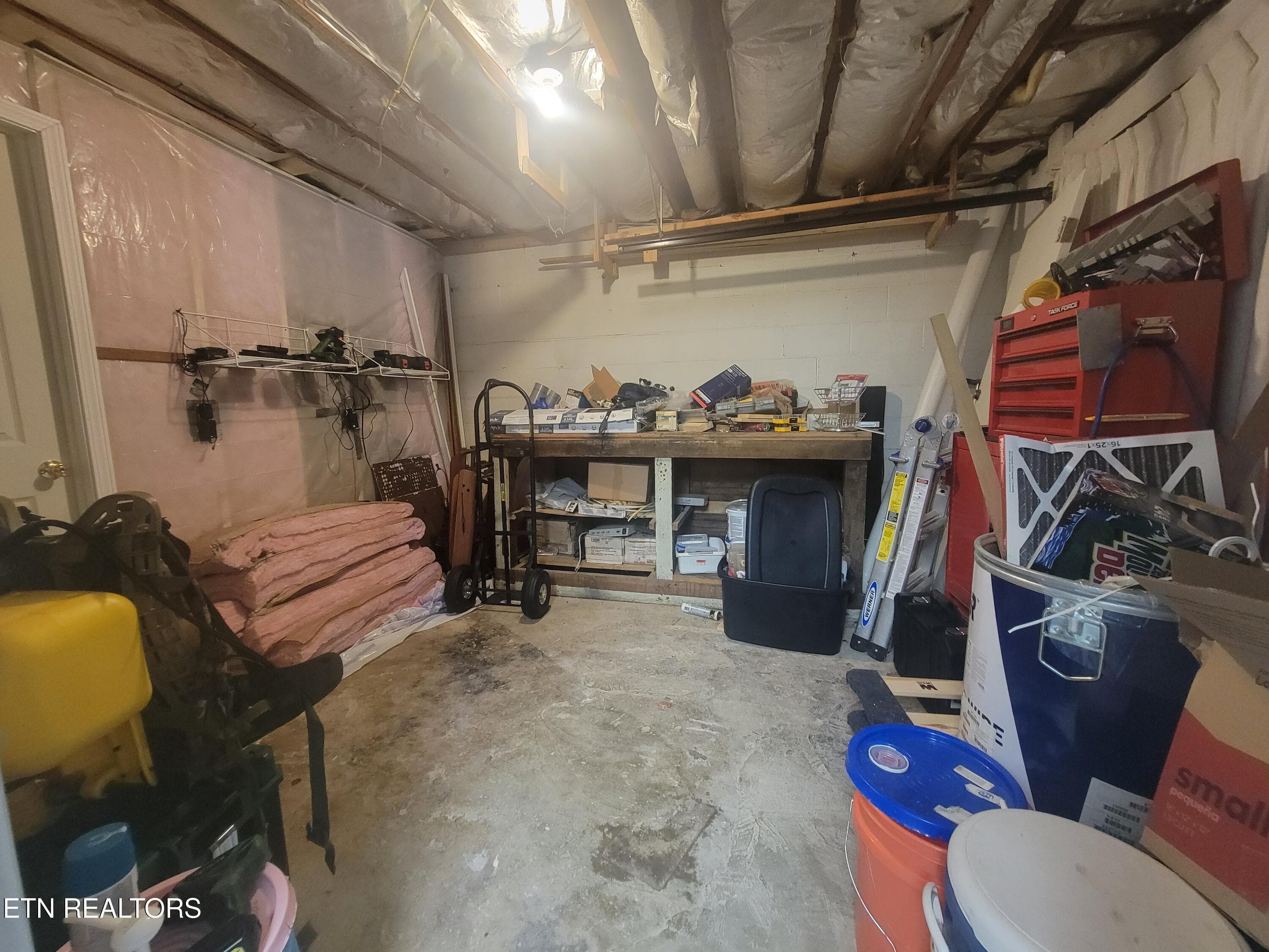 Garage Workshop - 572 S Lake Drive, Oneida, TN 37841