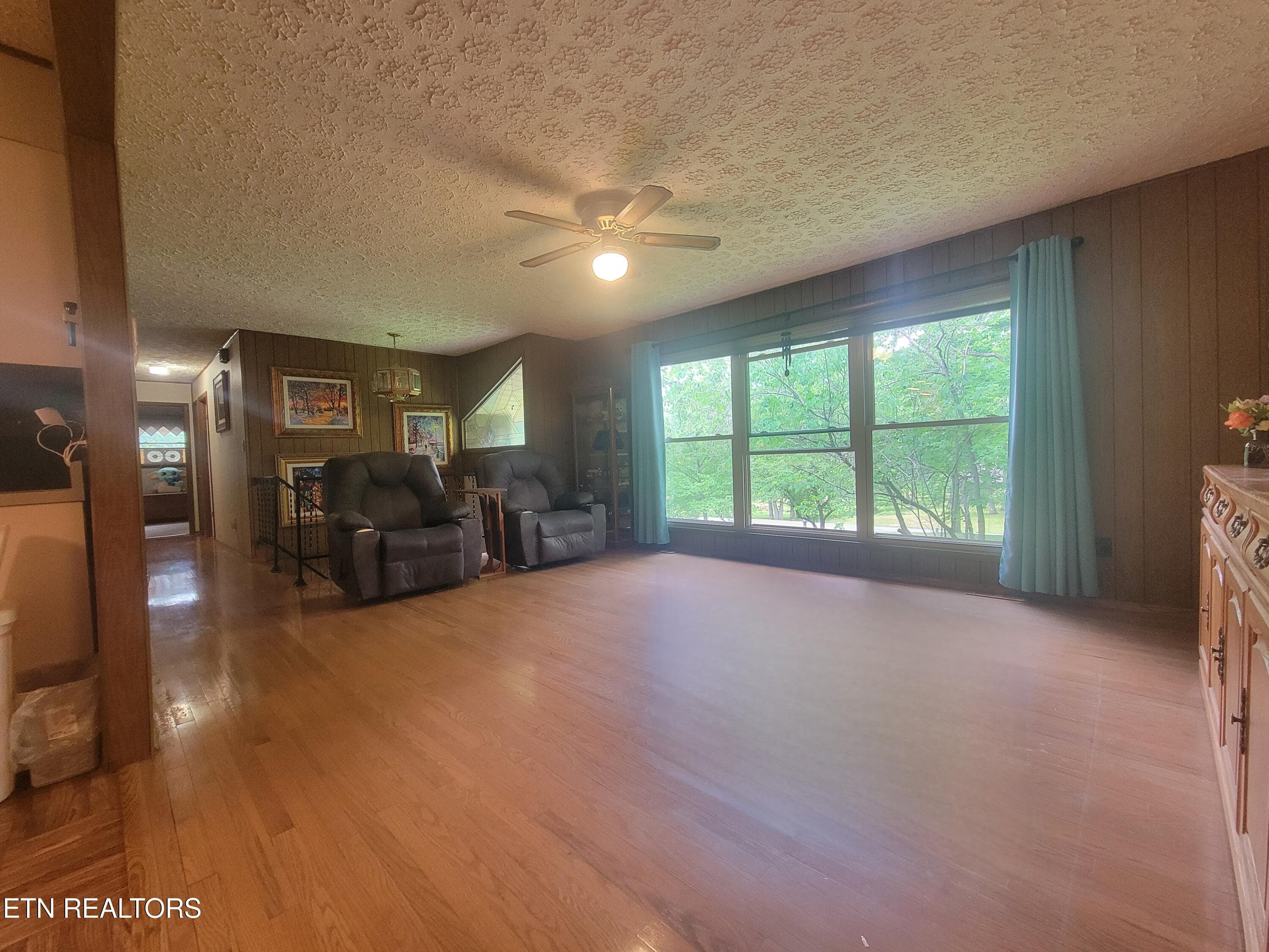 Living Rm 1 - 572 S Lake Drive, Oneida, TN 37841