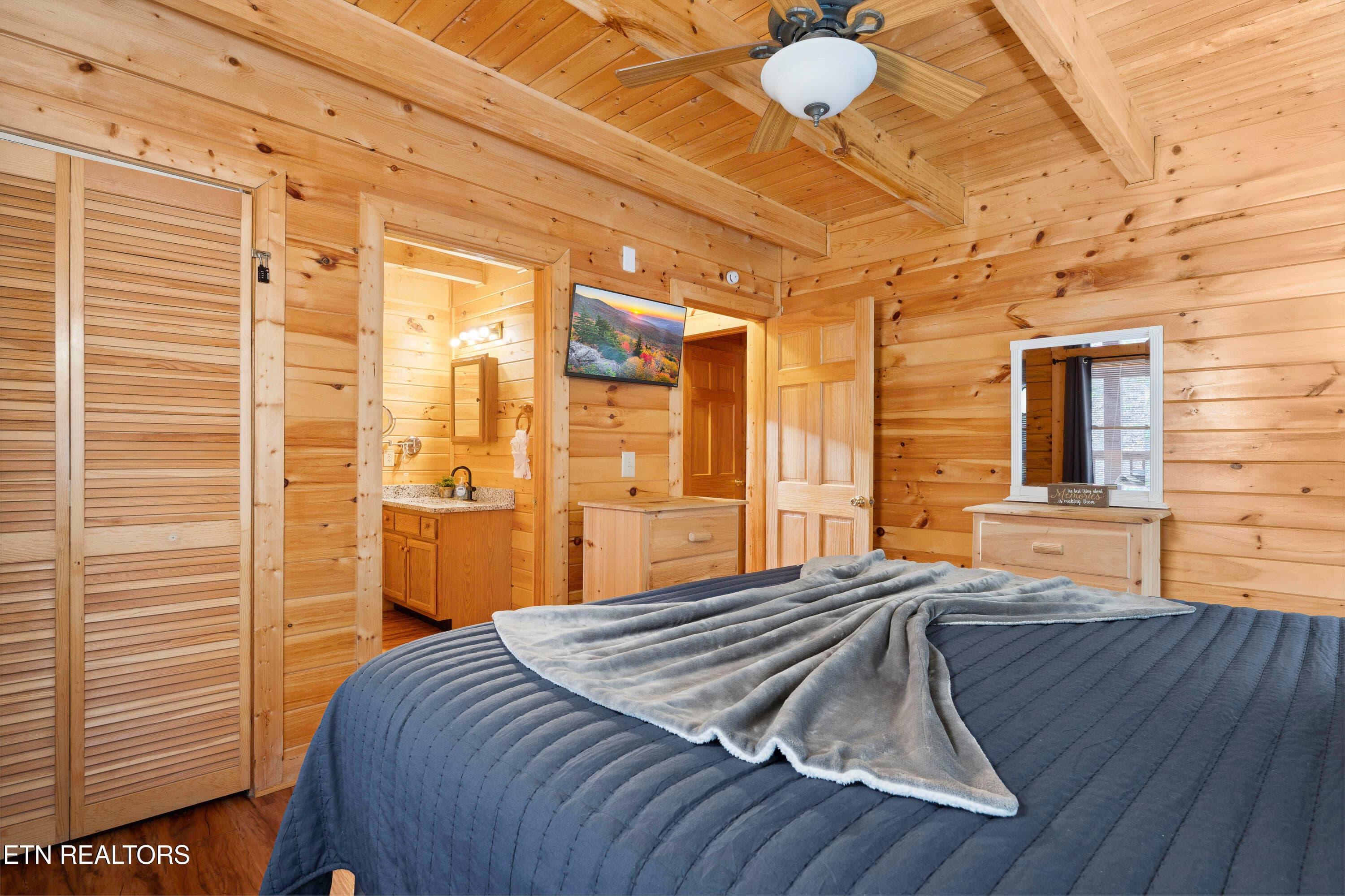 Primary Suite 1 - 1316 Wedge Tailed Lane, Sevierville, TN 37876