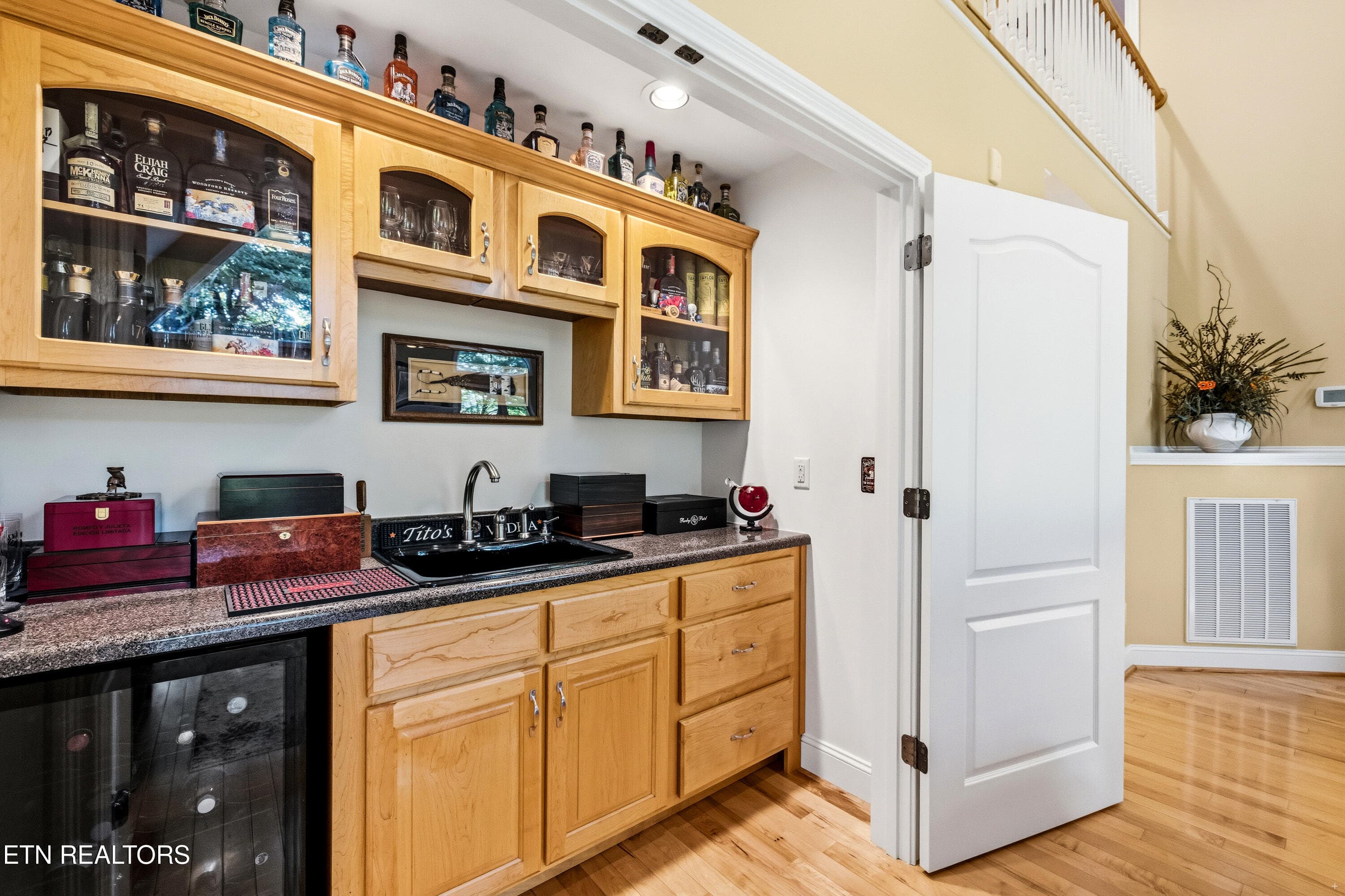 Full wet bar in living room - 127 Ridgeland Lane, Sharps Chapel, TN 37866