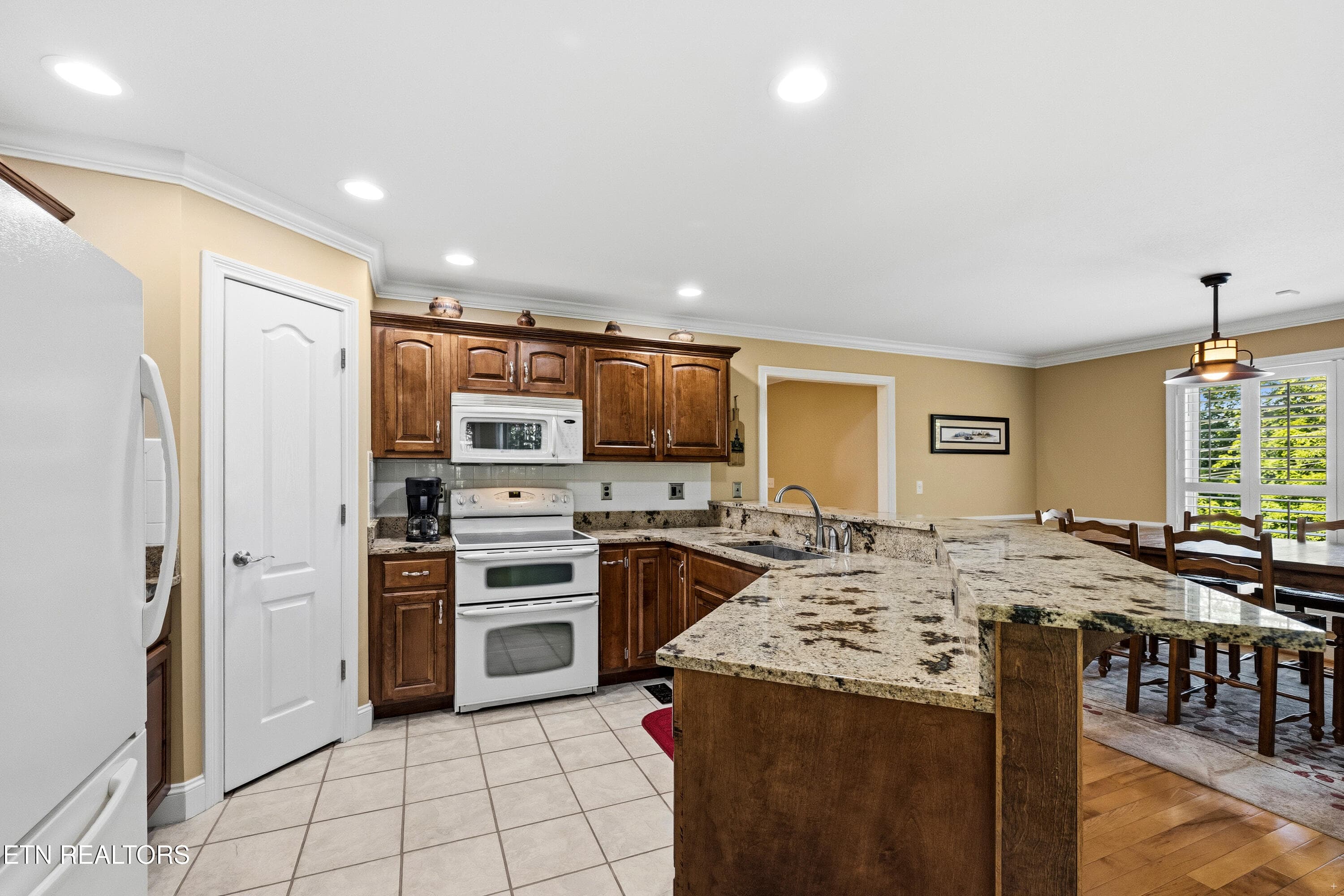 Large island in kitchen - 127 Ridgeland Lane, Sharps Chapel, TN 37866