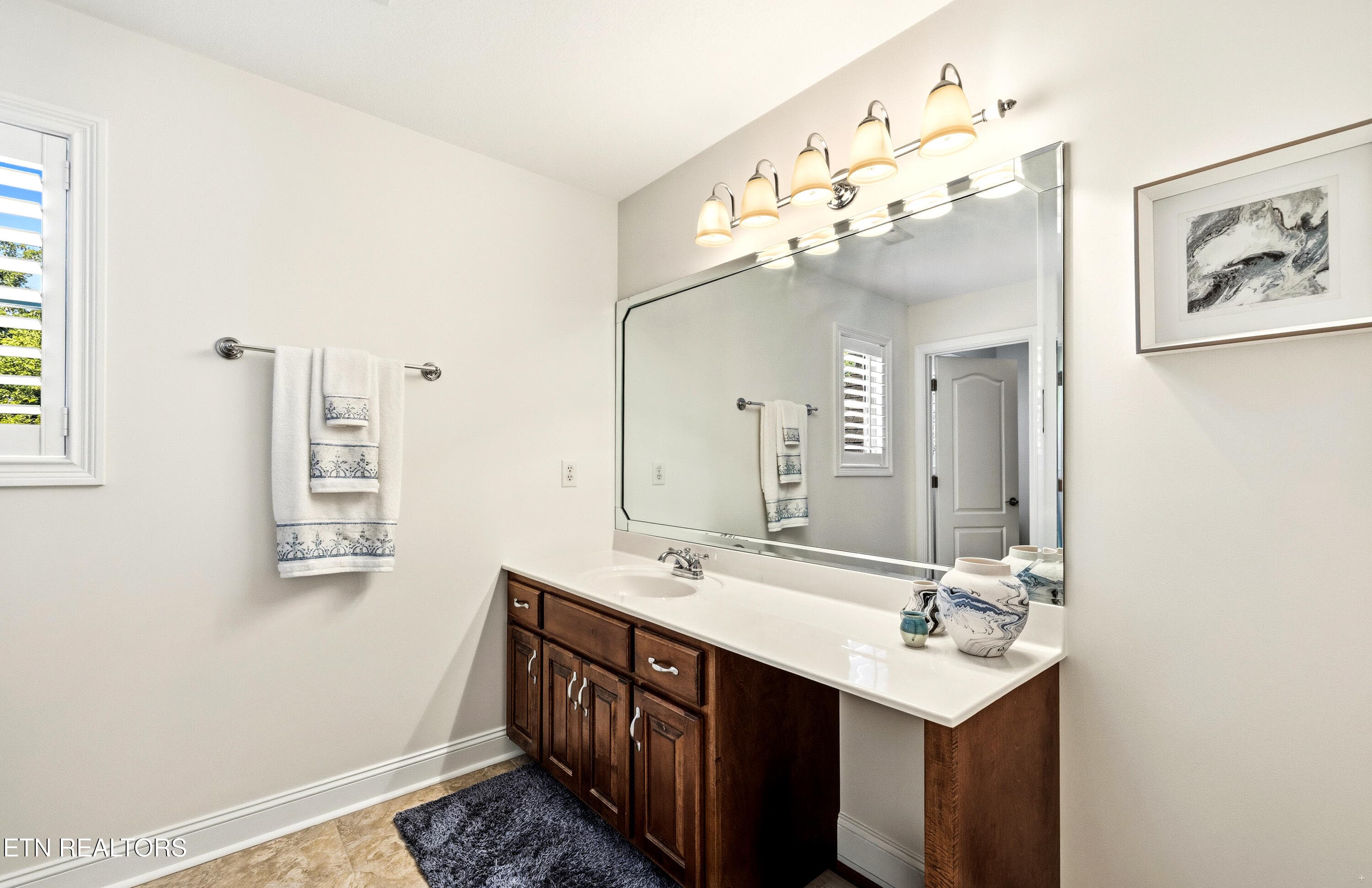 Upstairs bath with tub shower combo - 127 Ridgeland Lane, Sharps Chapel, TN 37866