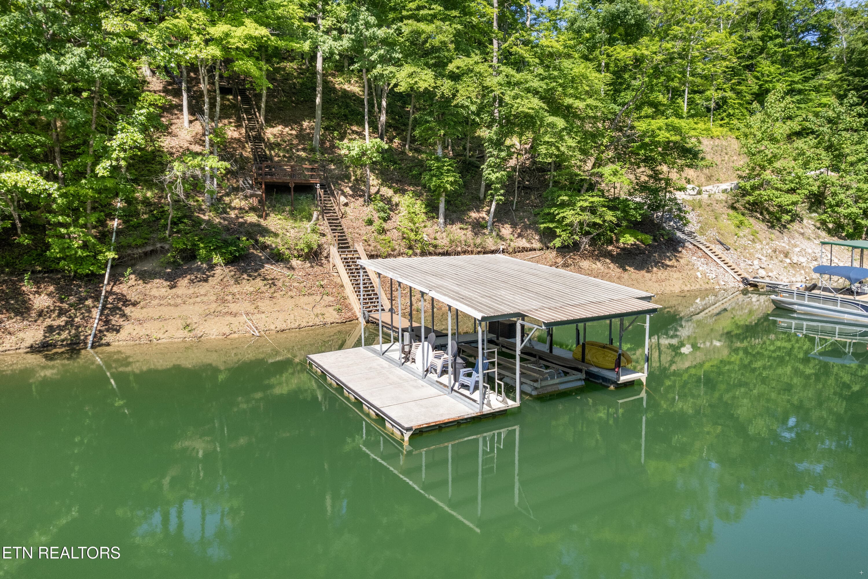 Nice dock with a lift - 127 Ridgeland Lane, Sharps Chapel, TN 37866