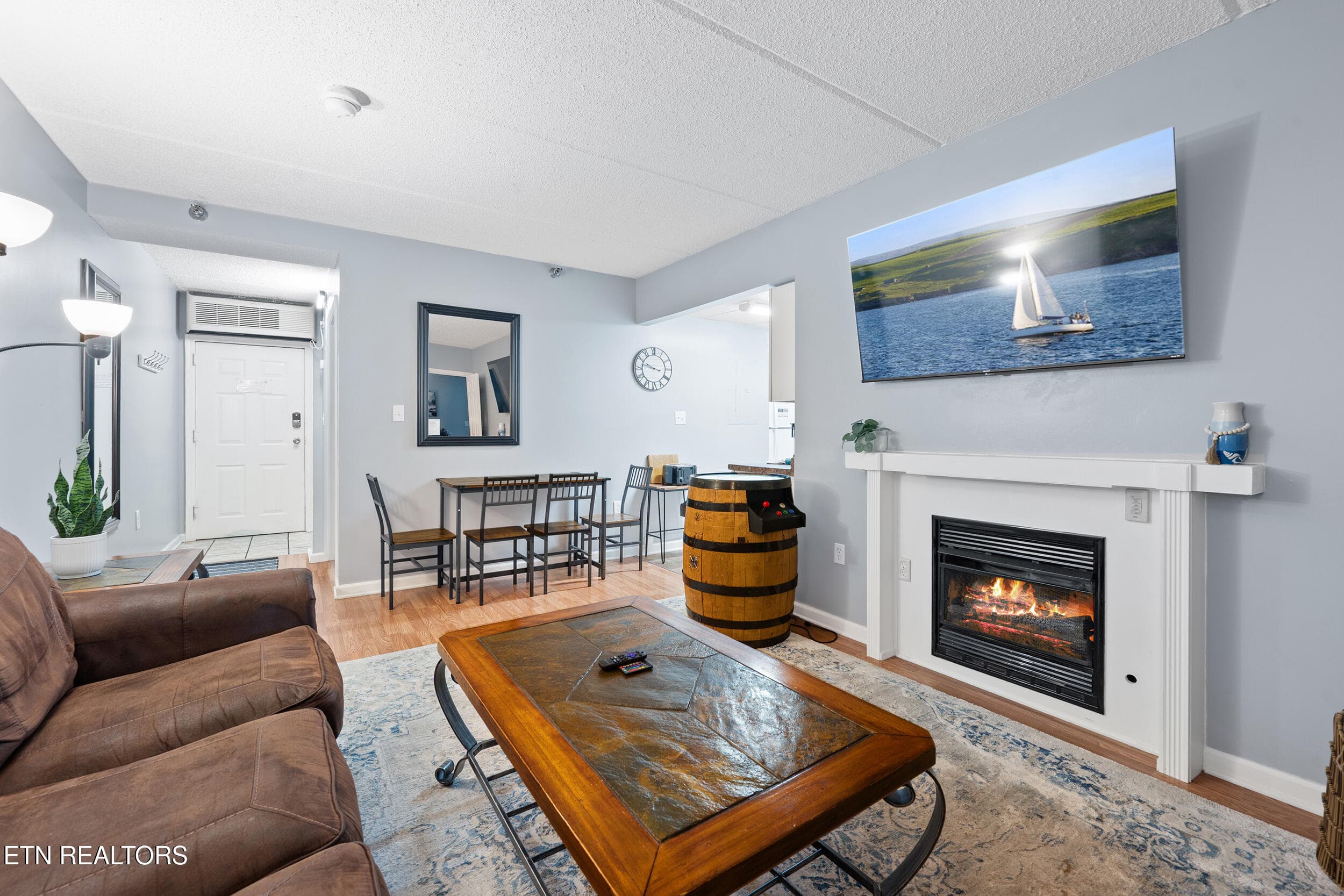 Living Room w/FP & Gaming system. - 413 Baskins Creek Rd 501, Gatlinburg, TN 37738, Gatlinburg
