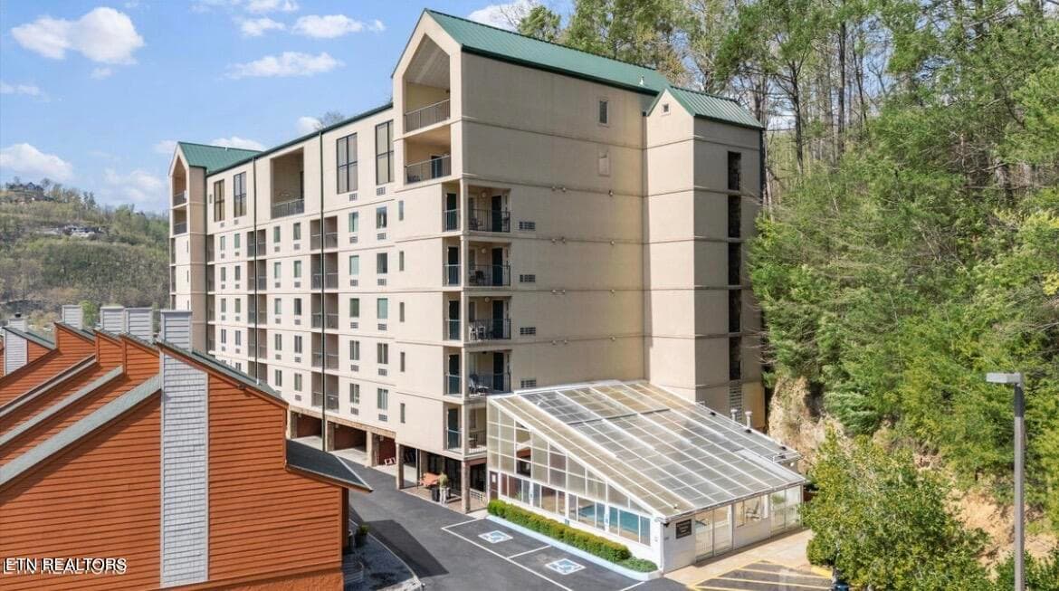 Gatlinburg Towers - 413 Baskins Creek Rd 501, Gatlinburg, TN 37738