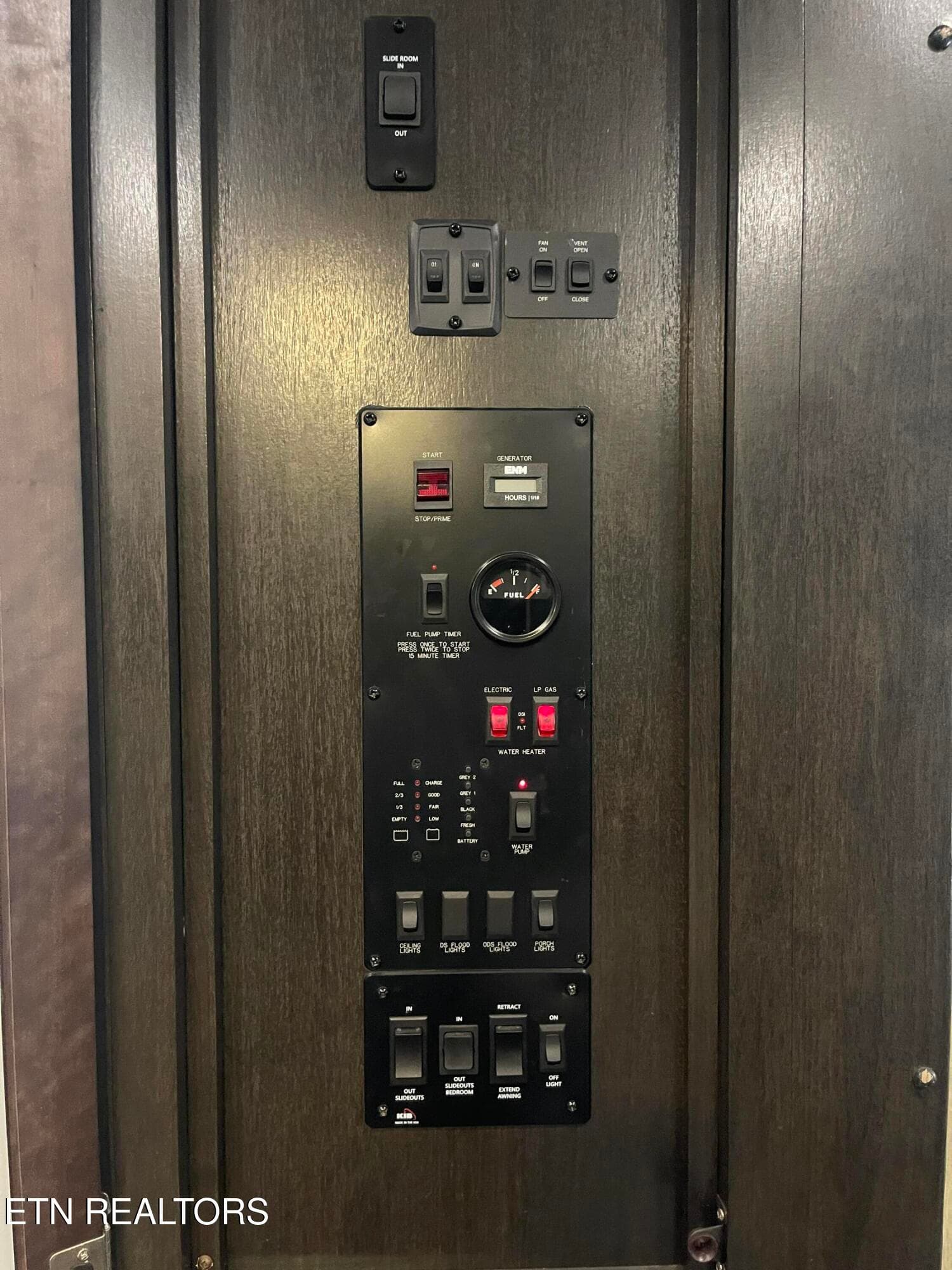 Camper Panel - 549 Defender Rd, LaFollette, TN 37766
