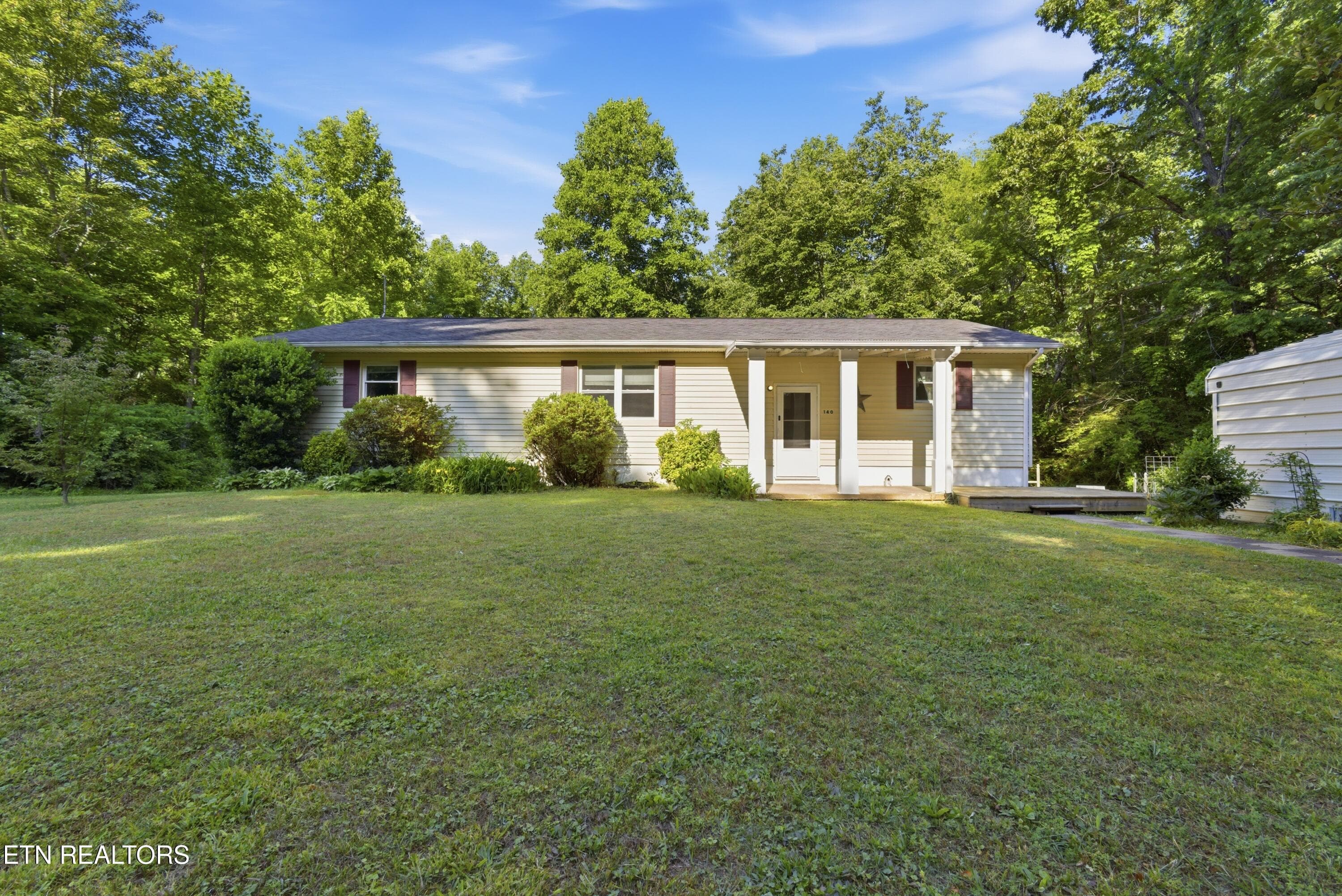 140 Walnut St, Deer Lodge, TN 37726