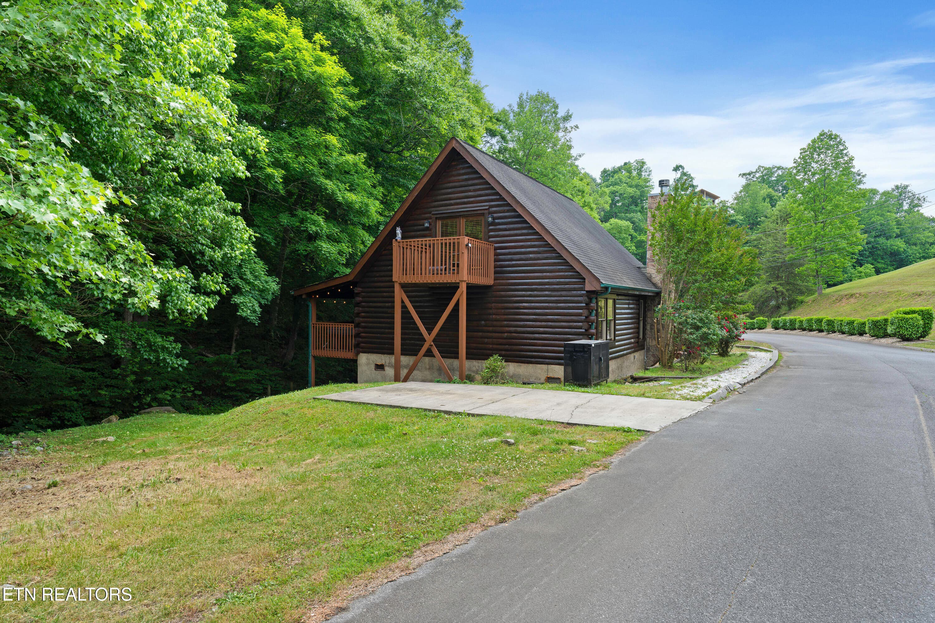 Balcony on side - 1316 Wedge Tailed Lane, Sevierville, TN 37876