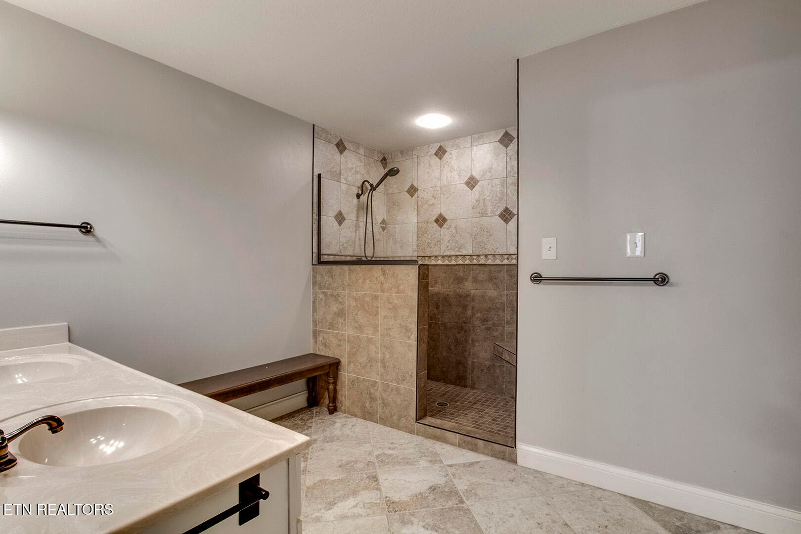 19_PoteauTrace_101_MasterBath01 - 101 Poteau Trace, Loudon, TN 37774