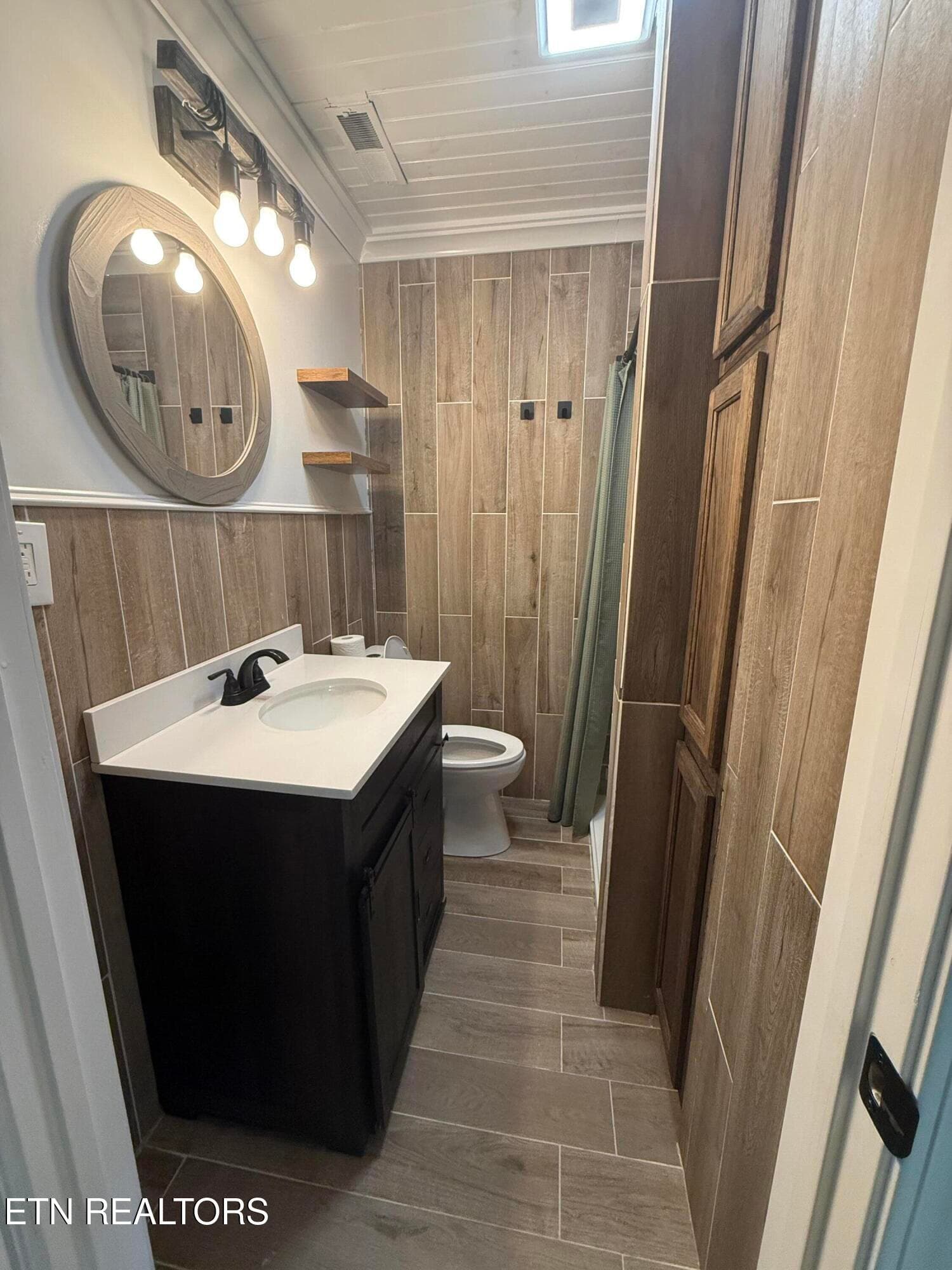 Hall Bathroom - 2850 Hodges Ferry Rd, Kodak, TN 37764