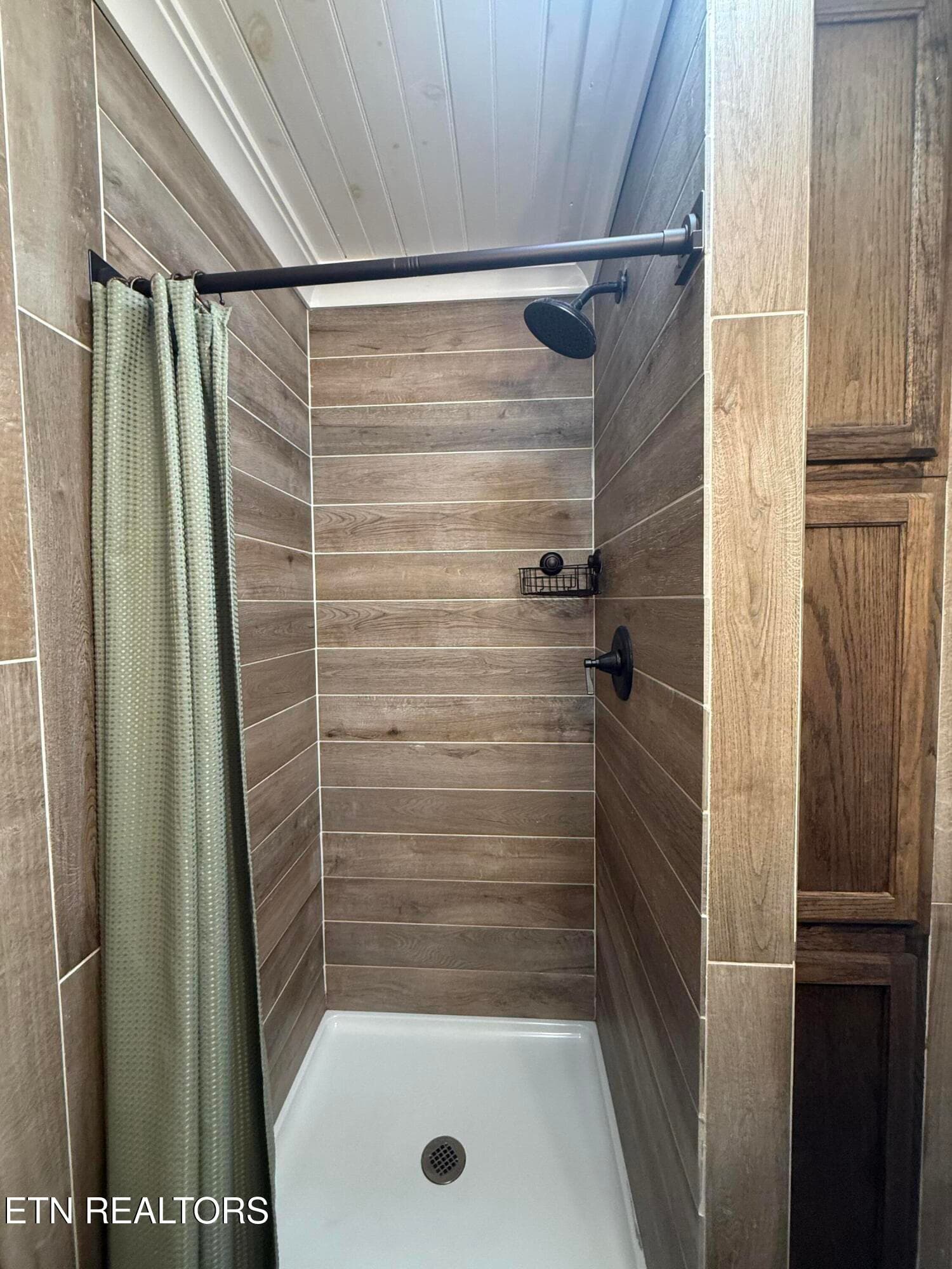 Hall Bathroom - 2850 Hodges Ferry Rd, Kodak, TN 37764