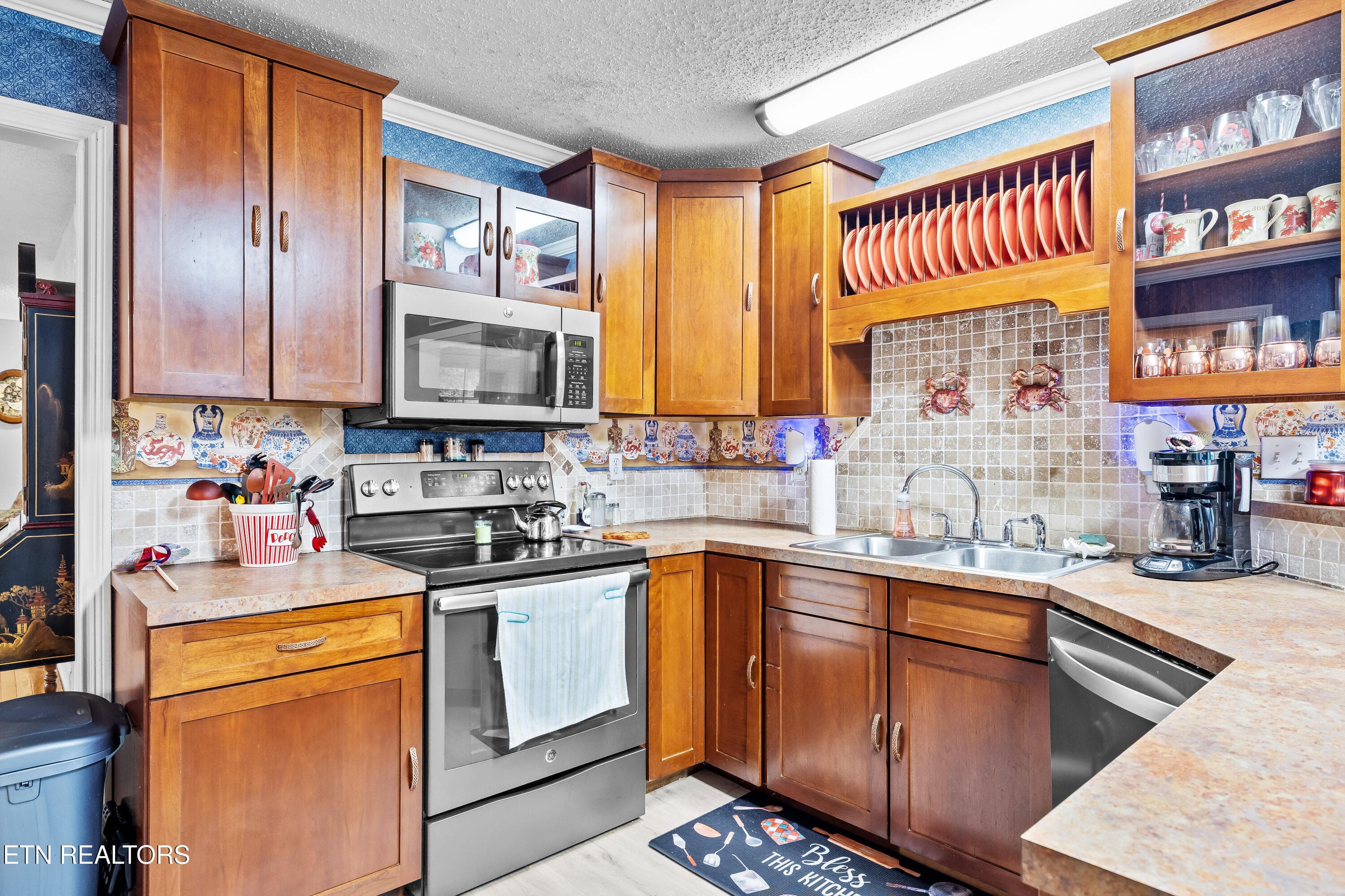 Great Cabinet Space - 2814 Montvale Rd, Maryville, TN 37803