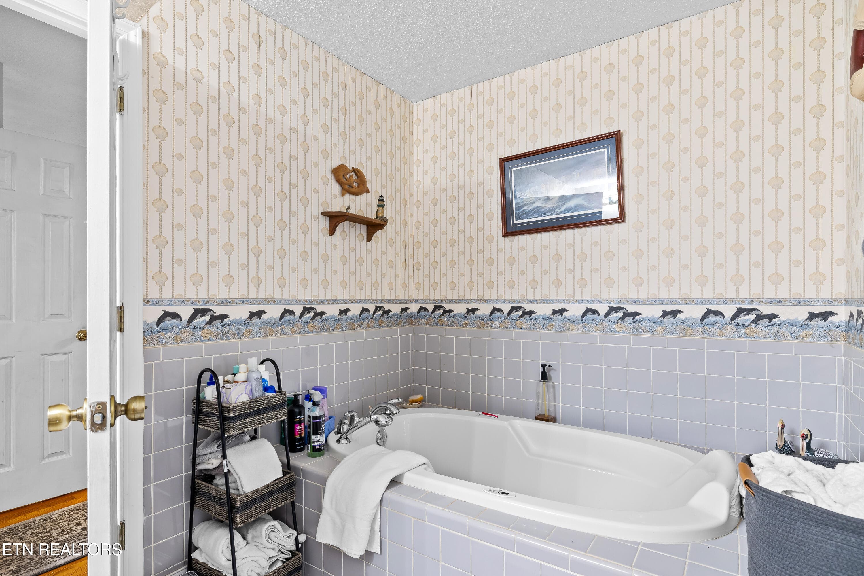 Large Tub - 2814 Montvale Rd, Maryville, TN 37803