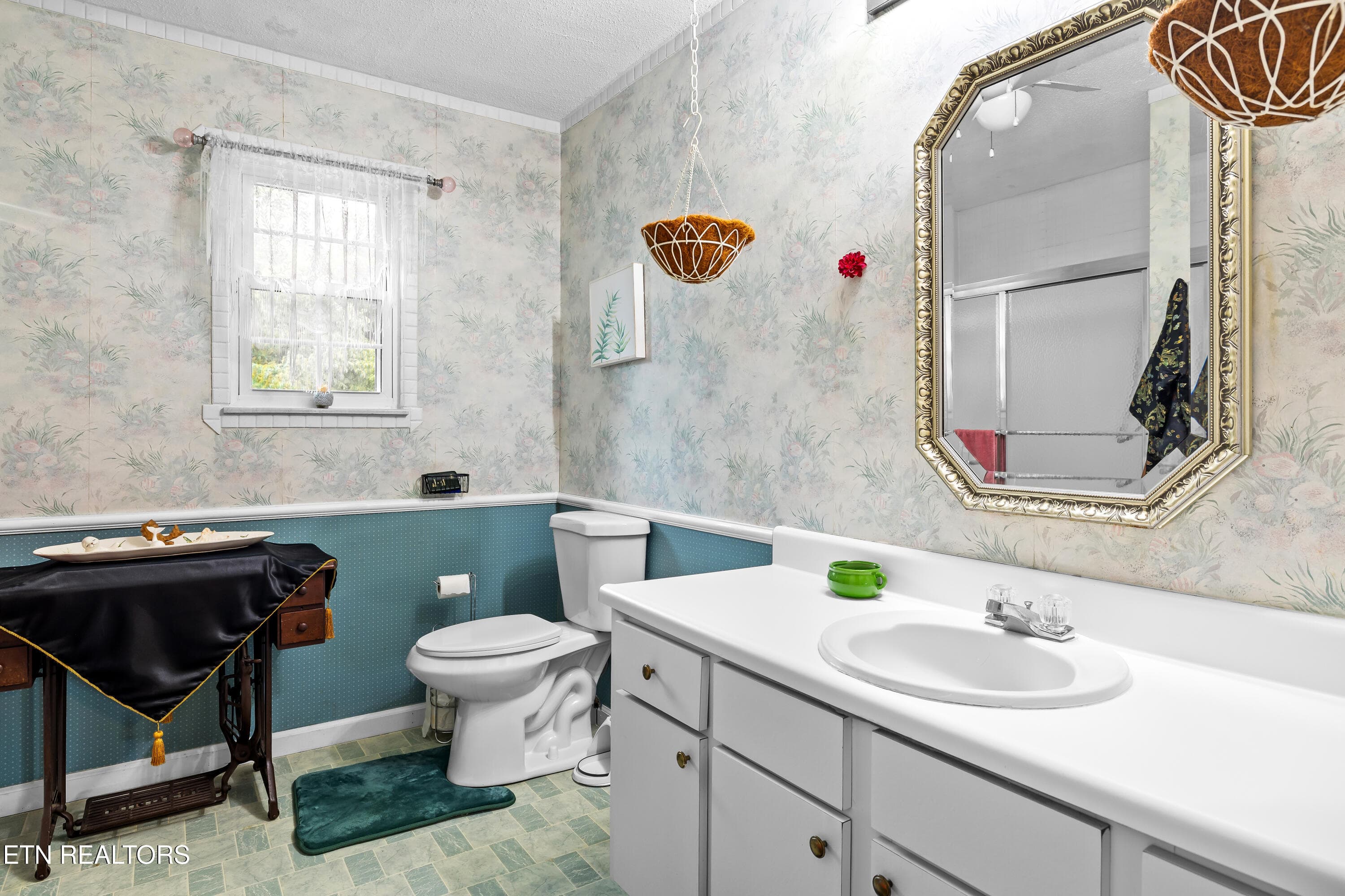 Upstairs Full Bath - 2814 Montvale Rd, Maryville, TN 37803