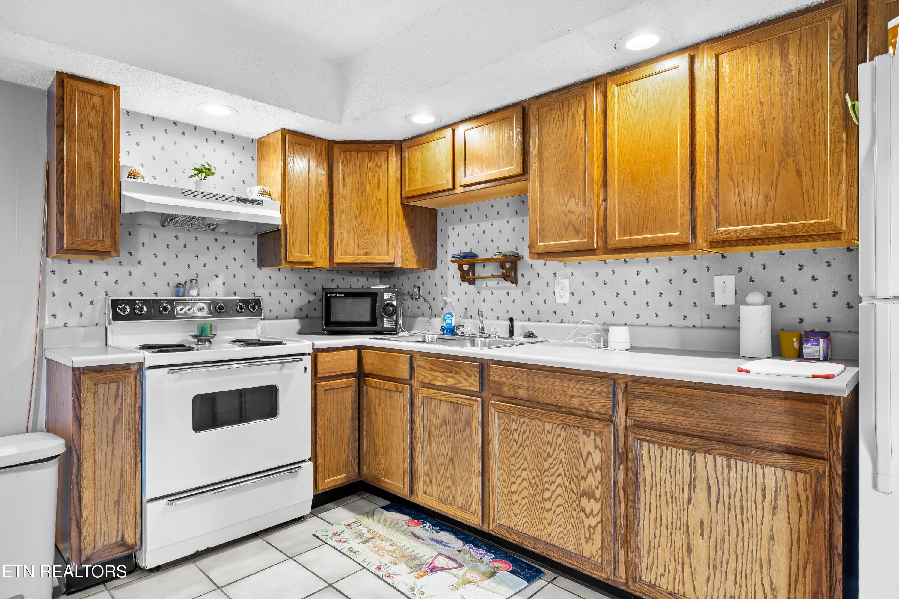 Full Kitchen - 2814 Montvale Rd, Maryville, TN 37803