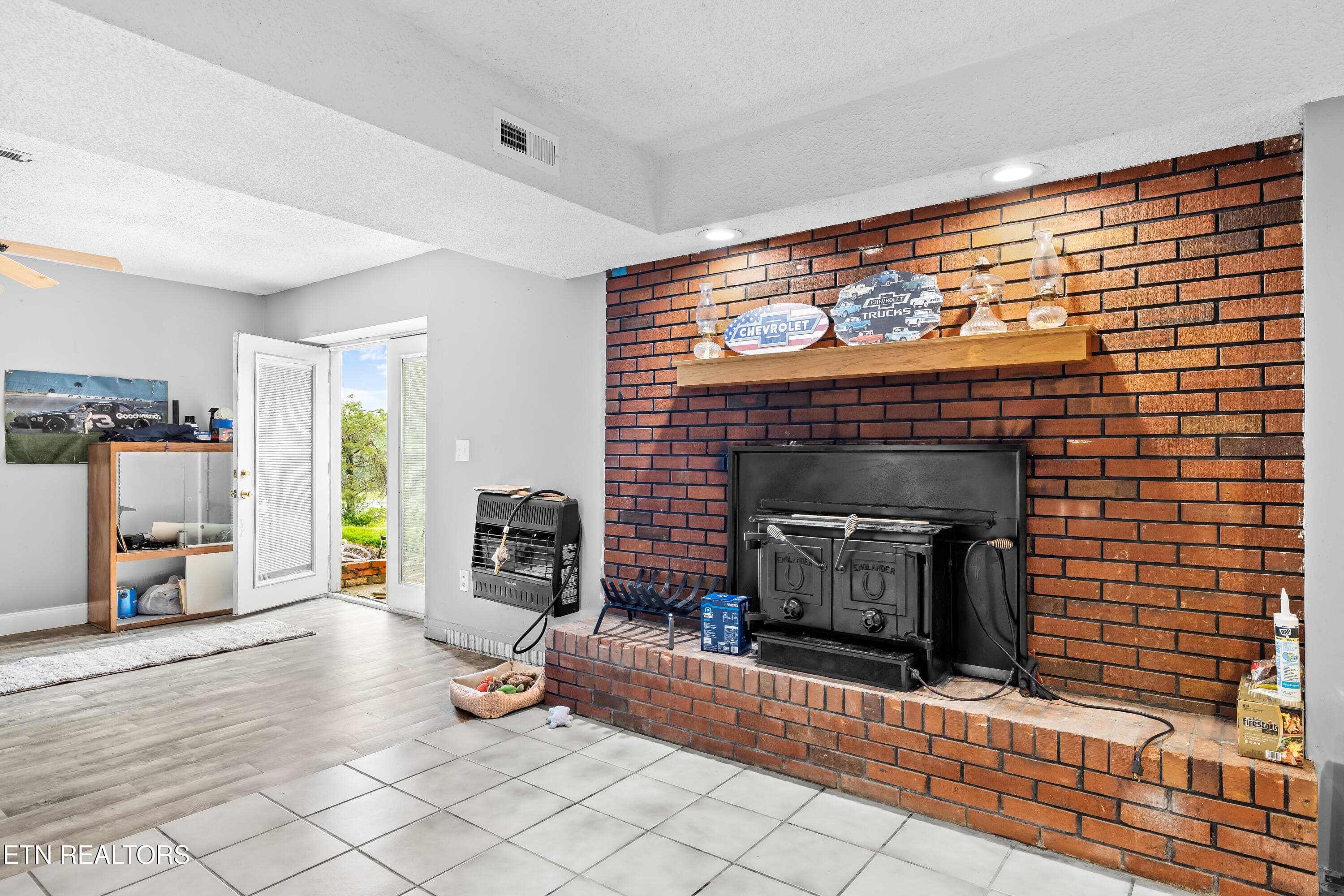 Wood Burning Stove - 2814 Montvale Rd, Maryville, TN 37803