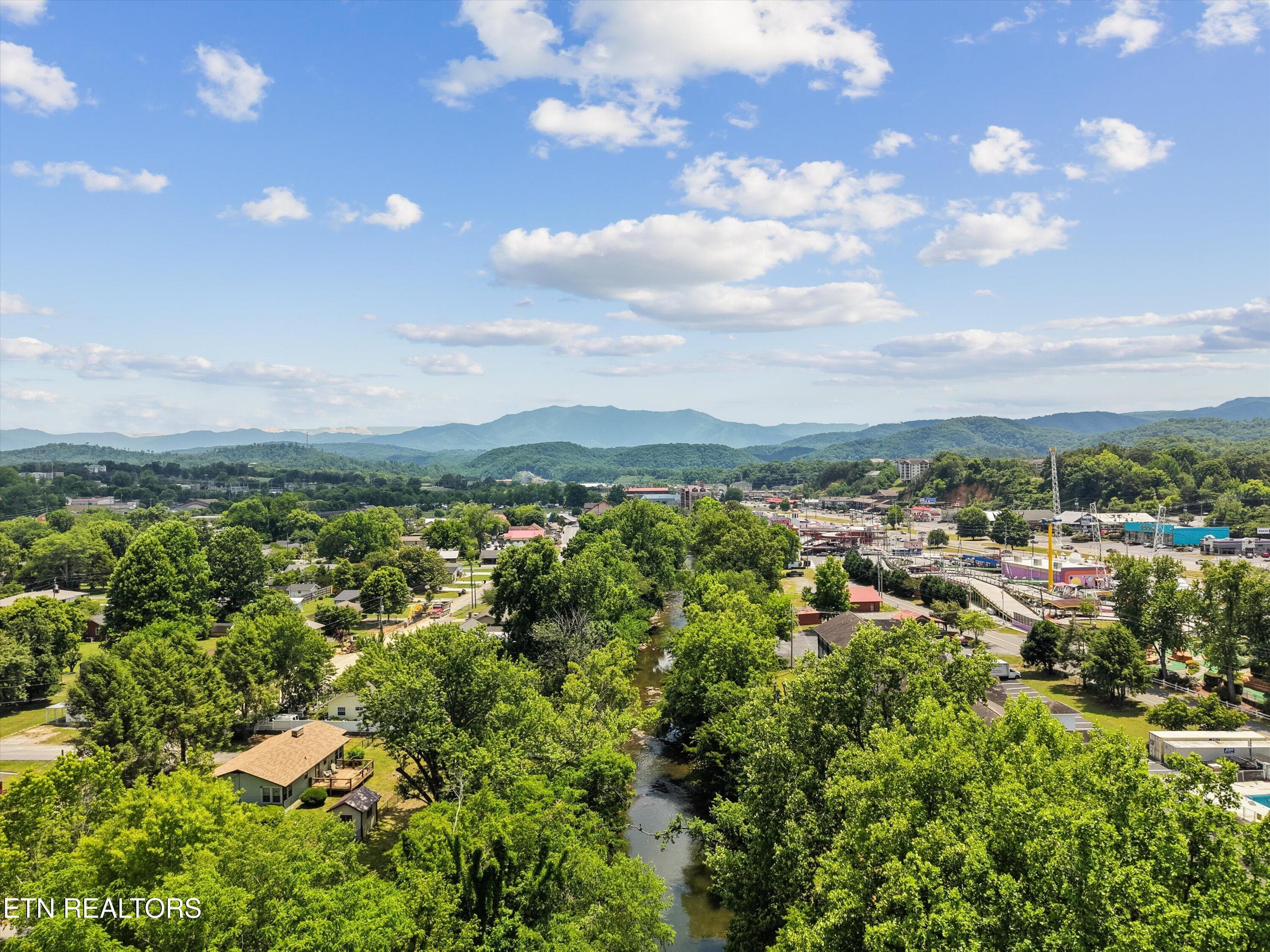33-3215 N River Rd Unit 502 32 - 3215 N River Rd 502, Pigeon Forge, TN 37863, Pigeon Forge