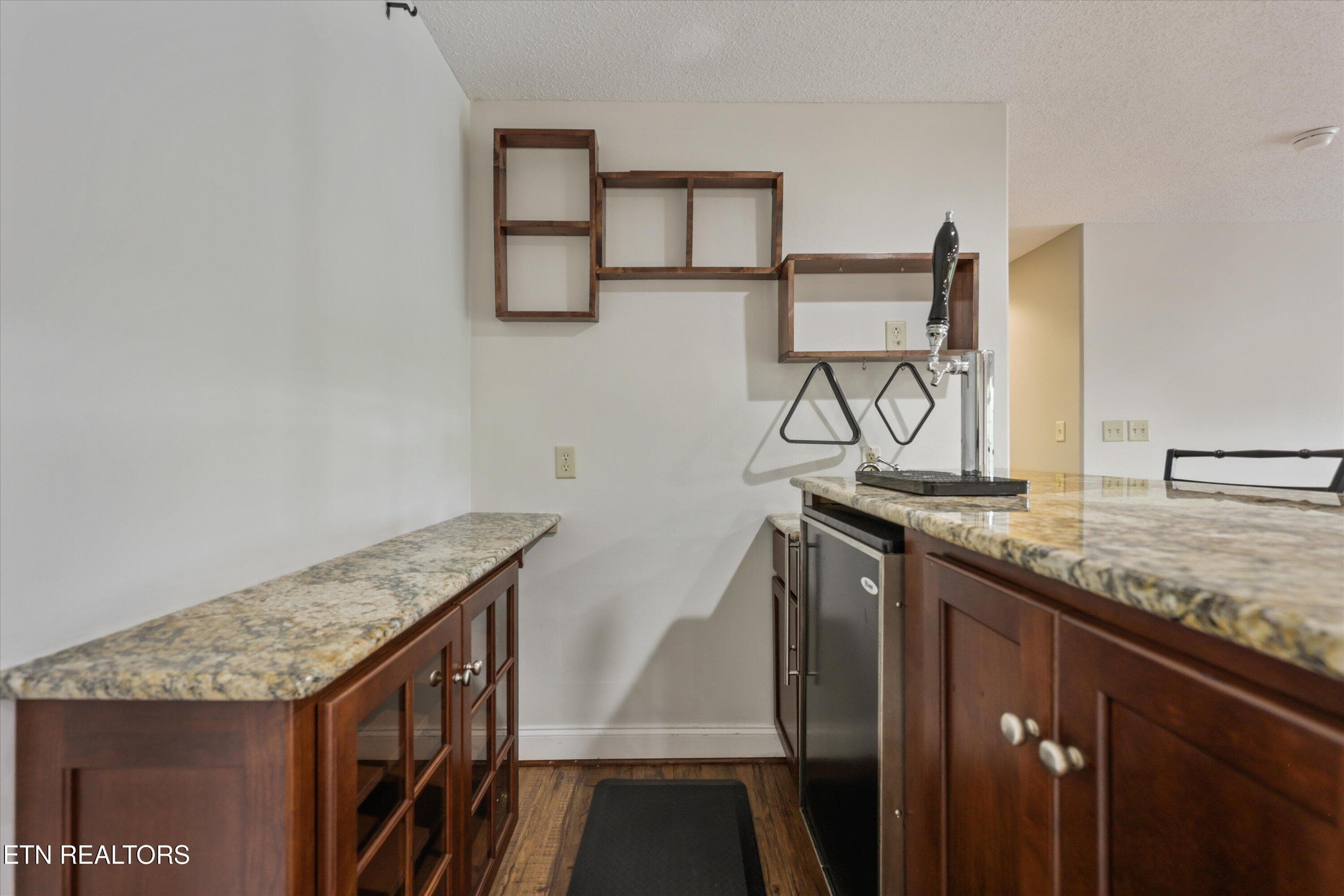 Wet Bar with Kegerator - 145 Nunyu Tr, Vonore, TN 37885