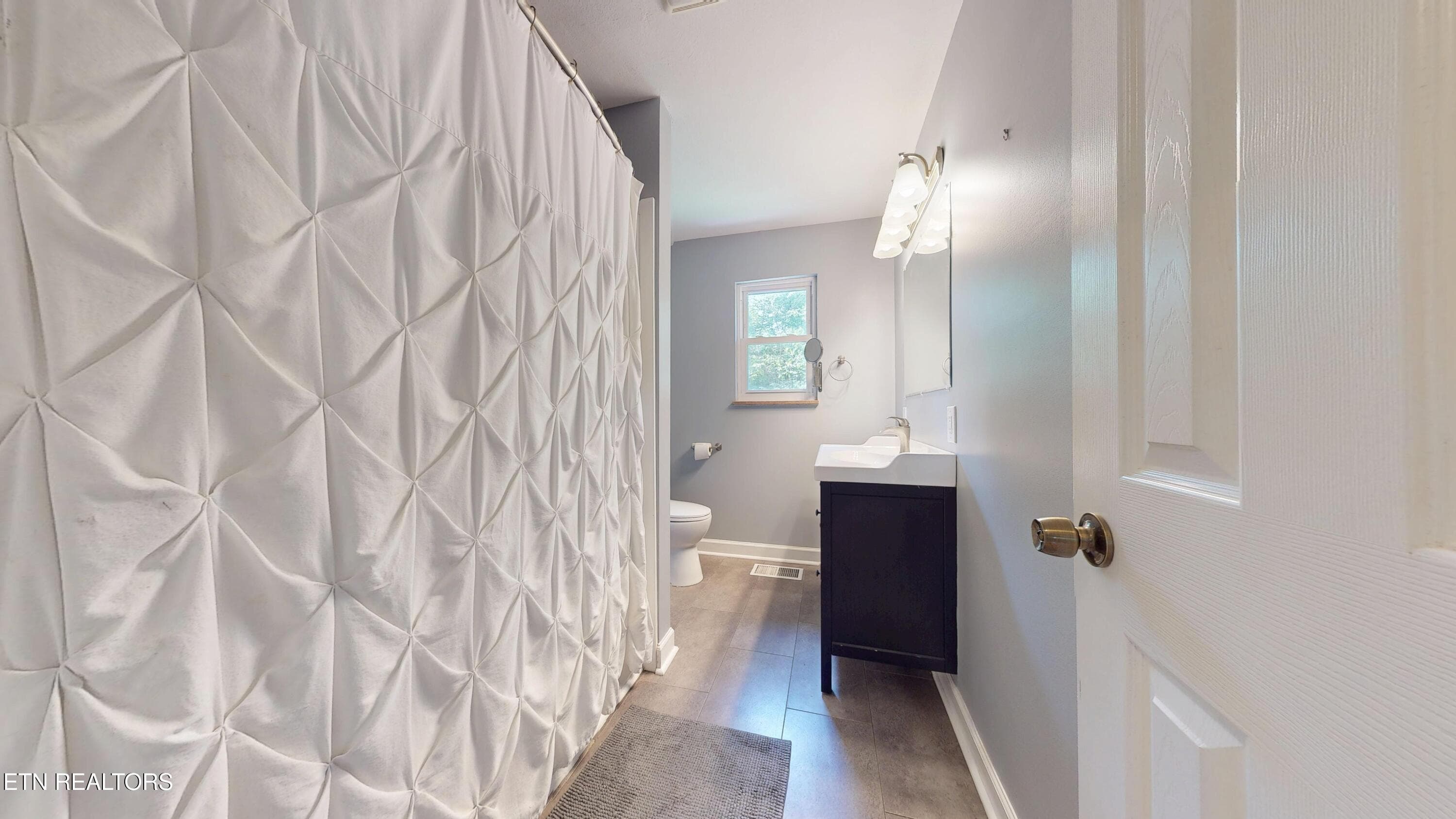 Main Floor Bath - 2110 Ridgecrest Drive, Maryville, TN 37803