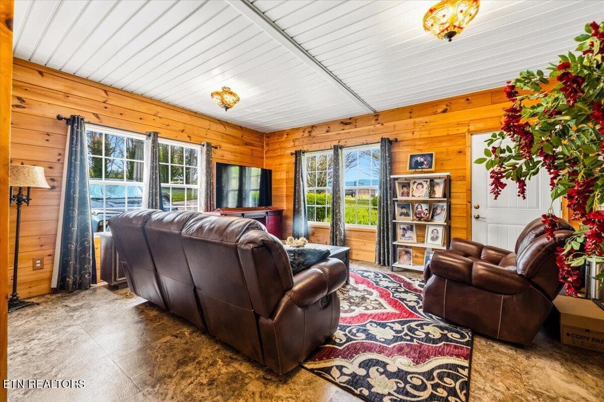 09-819 Island Ford Rd - 819 Island Ford Rd, Jacksboro, TN 37757