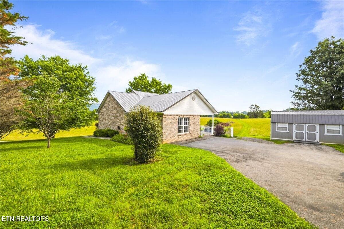 44-819 Island Ford Rd - 819 Island Ford Rd, Jacksboro, TN 37757