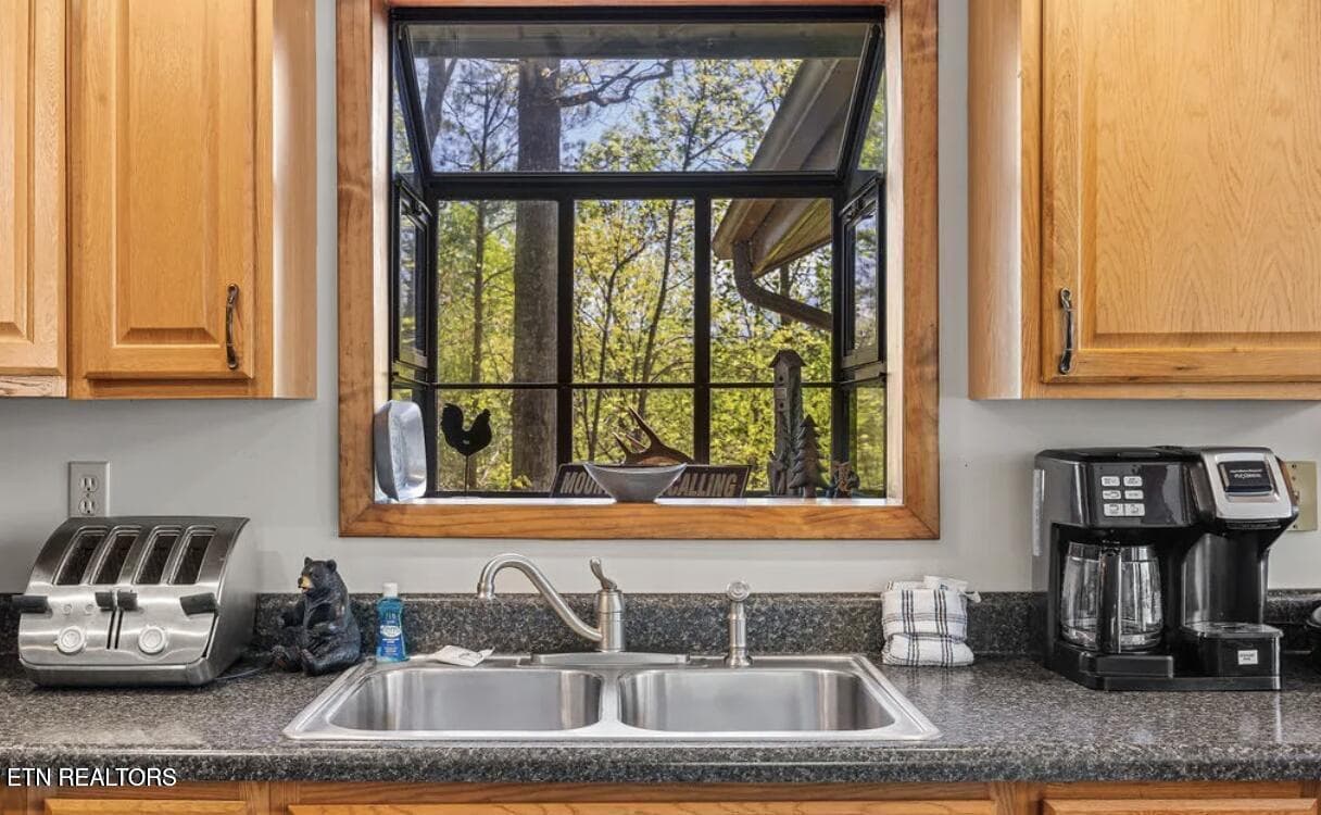 20250606014621423575000000-o - 725 Sunshine Tr, Gatlinburg, TN 37738, Gatlinburg