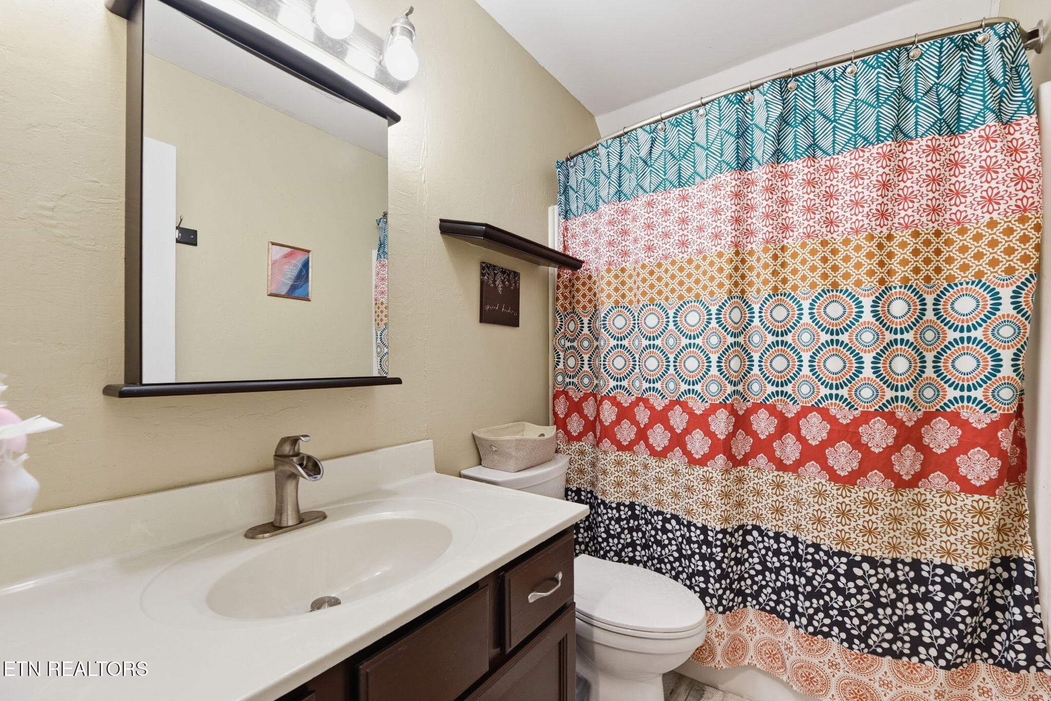 Emerald Heath - Upstairs - Bath - 7219 Emerald Heath Rd, Powell, TN 37849
