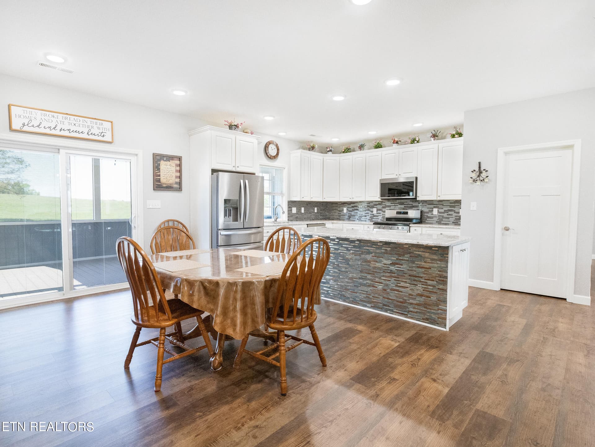 Open Floor Plan! - 158 Old Hickory Circle, Madisonville, TN 37354