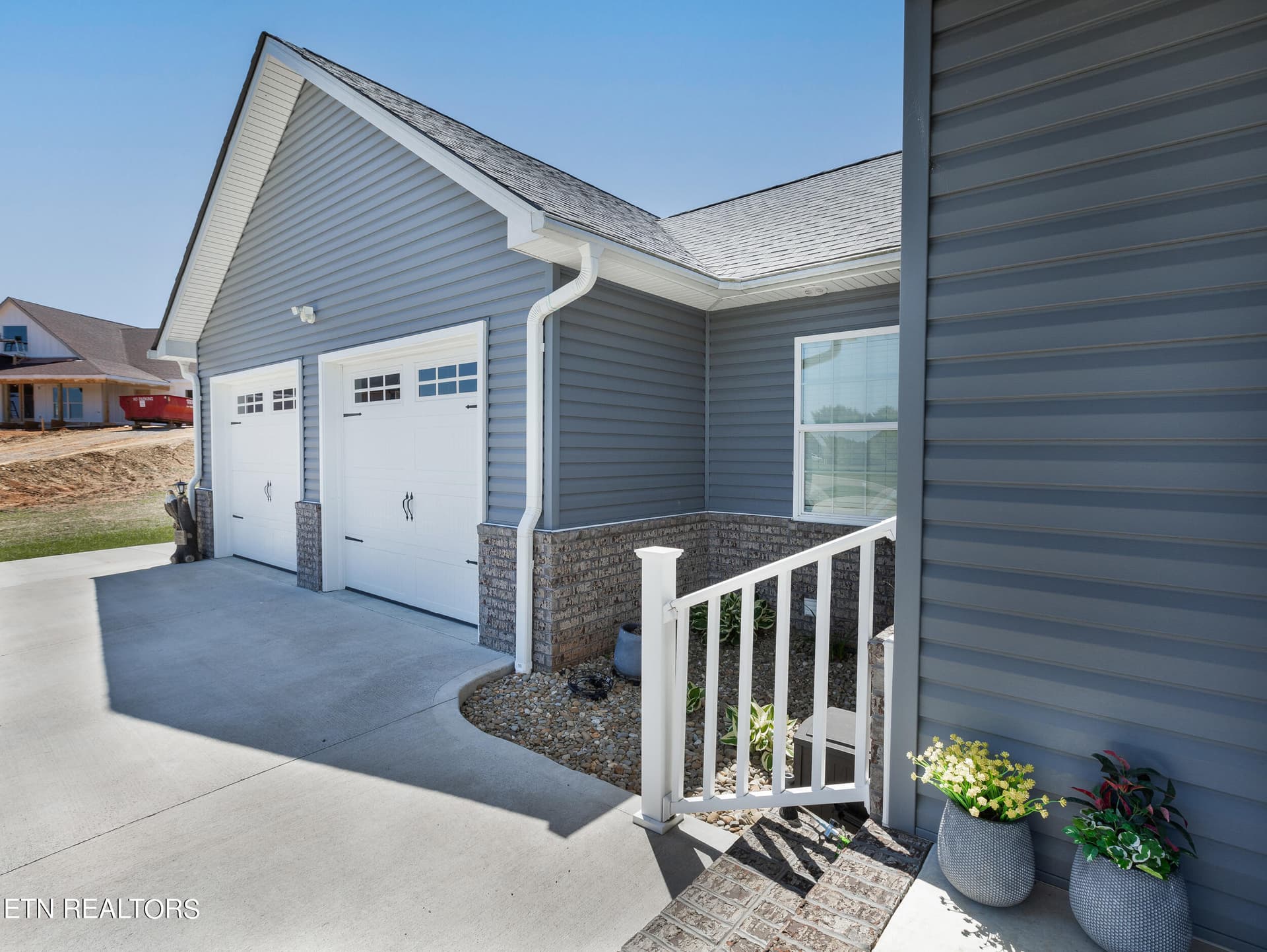 2 Car Main Level Garage - 158 Old Hickory Circle, Madisonville, TN 37354