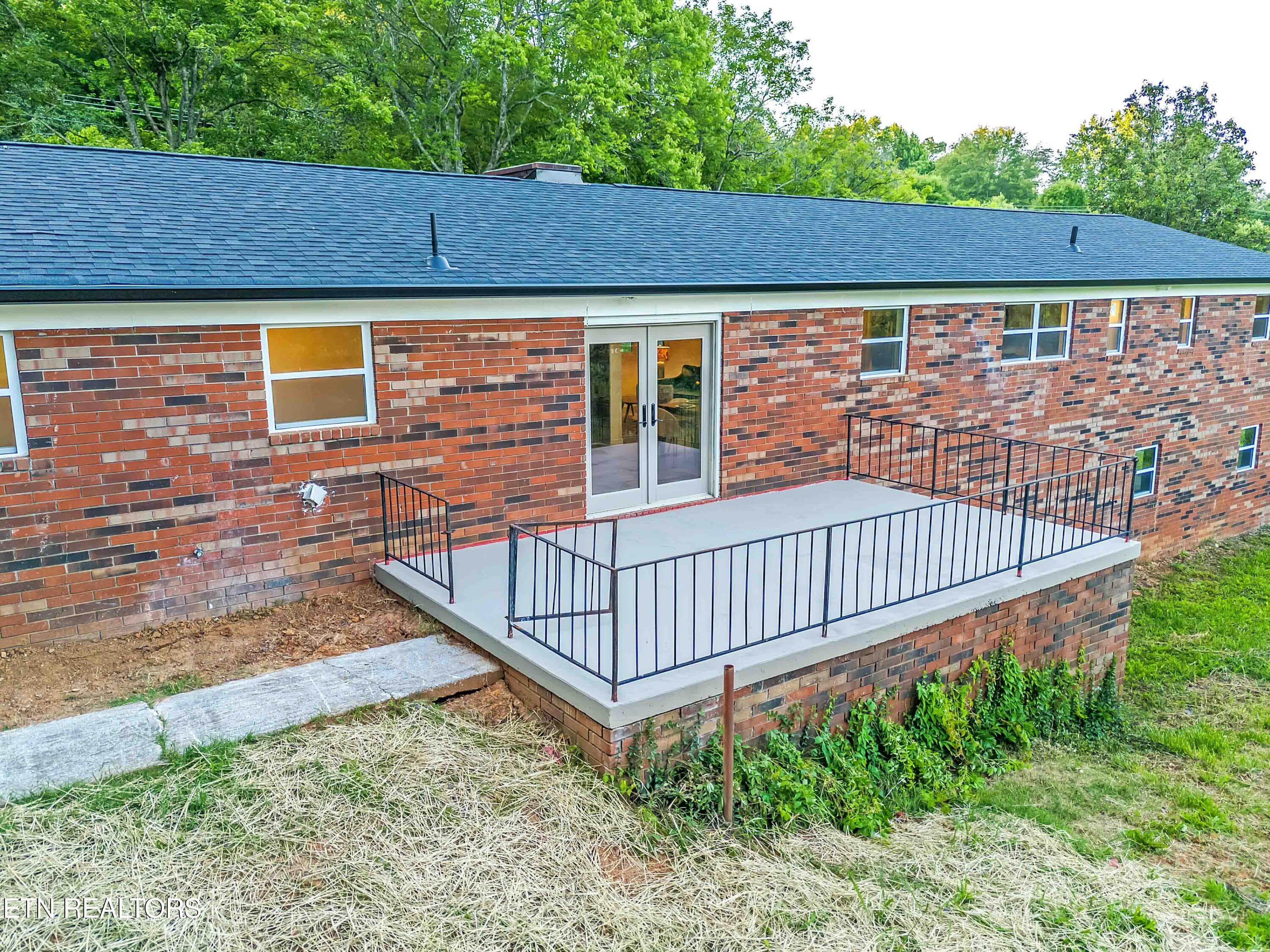 All brick house - 5160 Indian Warpath Rd, Maryville, TN 37803