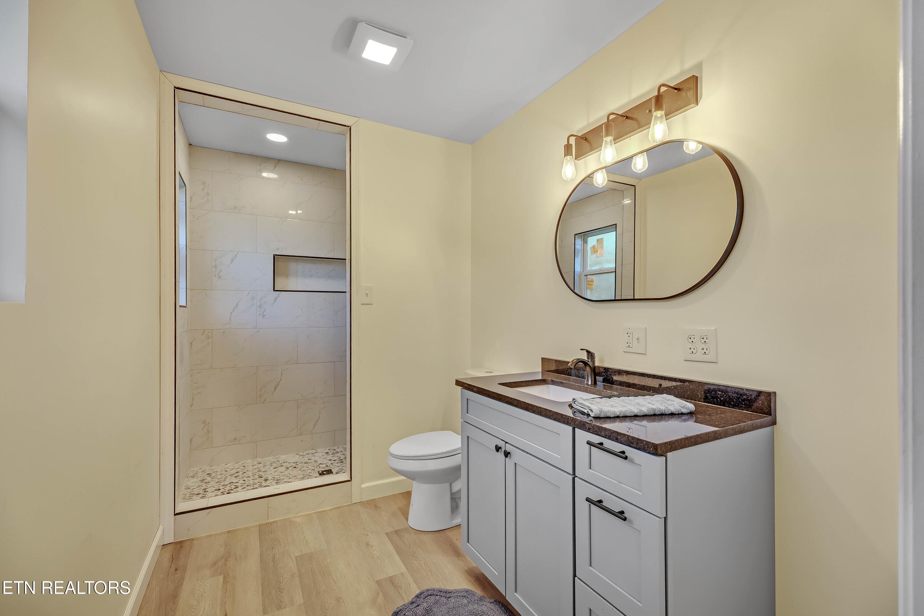 Beautiful owner suit bathroom - 5160 Indian Warpath Rd, Maryville, TN 37803