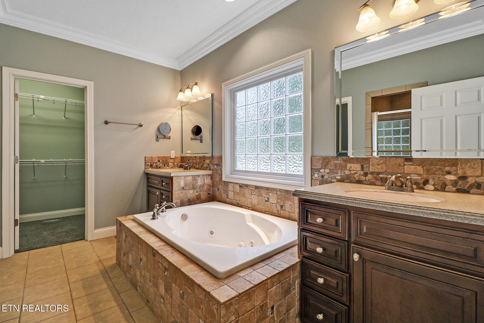 MASTER BATH SOAKING TUB+ LG SHOWER - 105 Kings Down Drive, Fairfield Glade, TN 38558