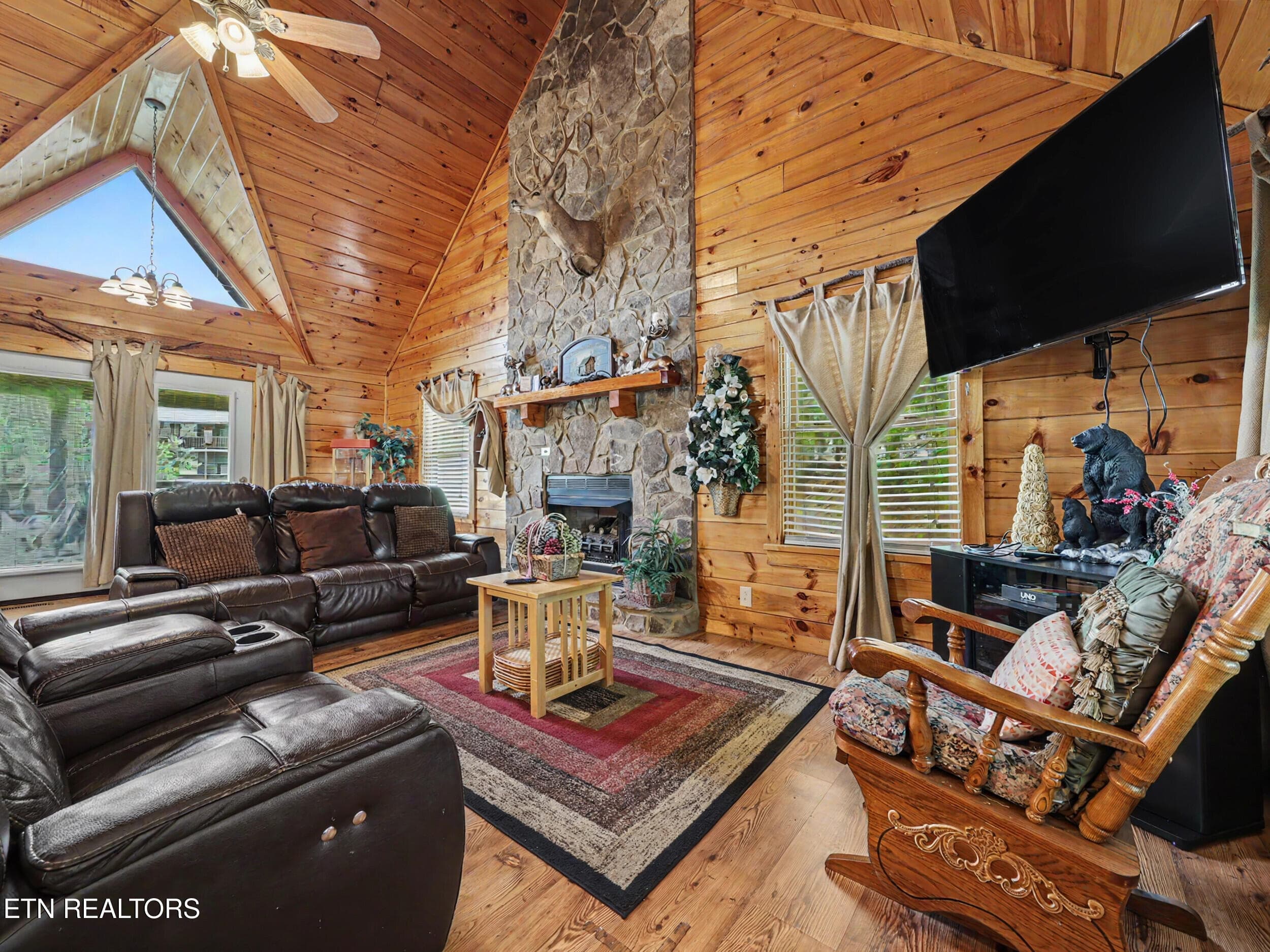 Big Vaulted Ceilings - 1629 Little Cabin Loop, Pigeon Forge, TN 37862, Pigeon Forge