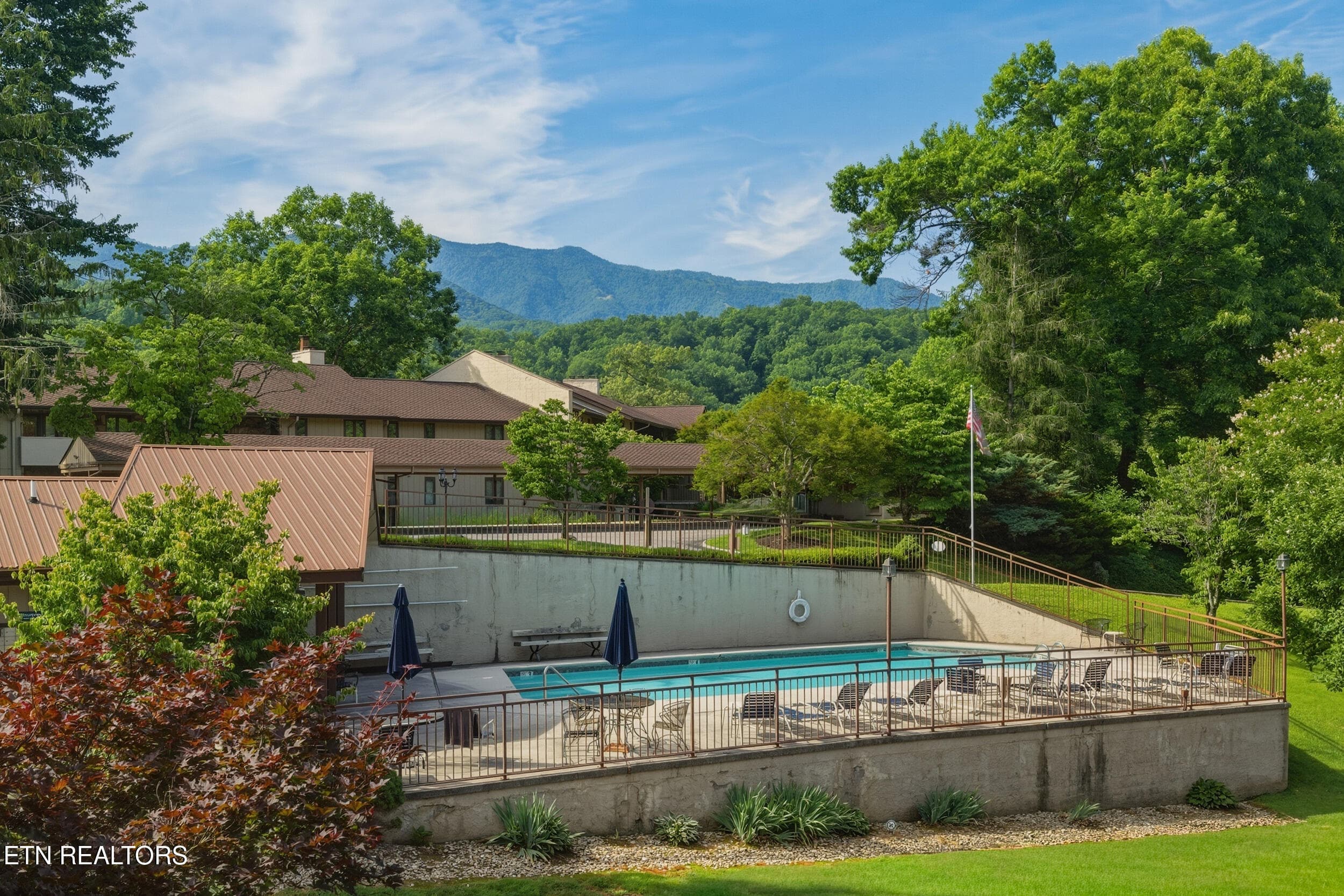 Mountain View & pool - 221 Woodland Rd UNIT 310, Gatlinburg, TN 37738, Gatlinburg