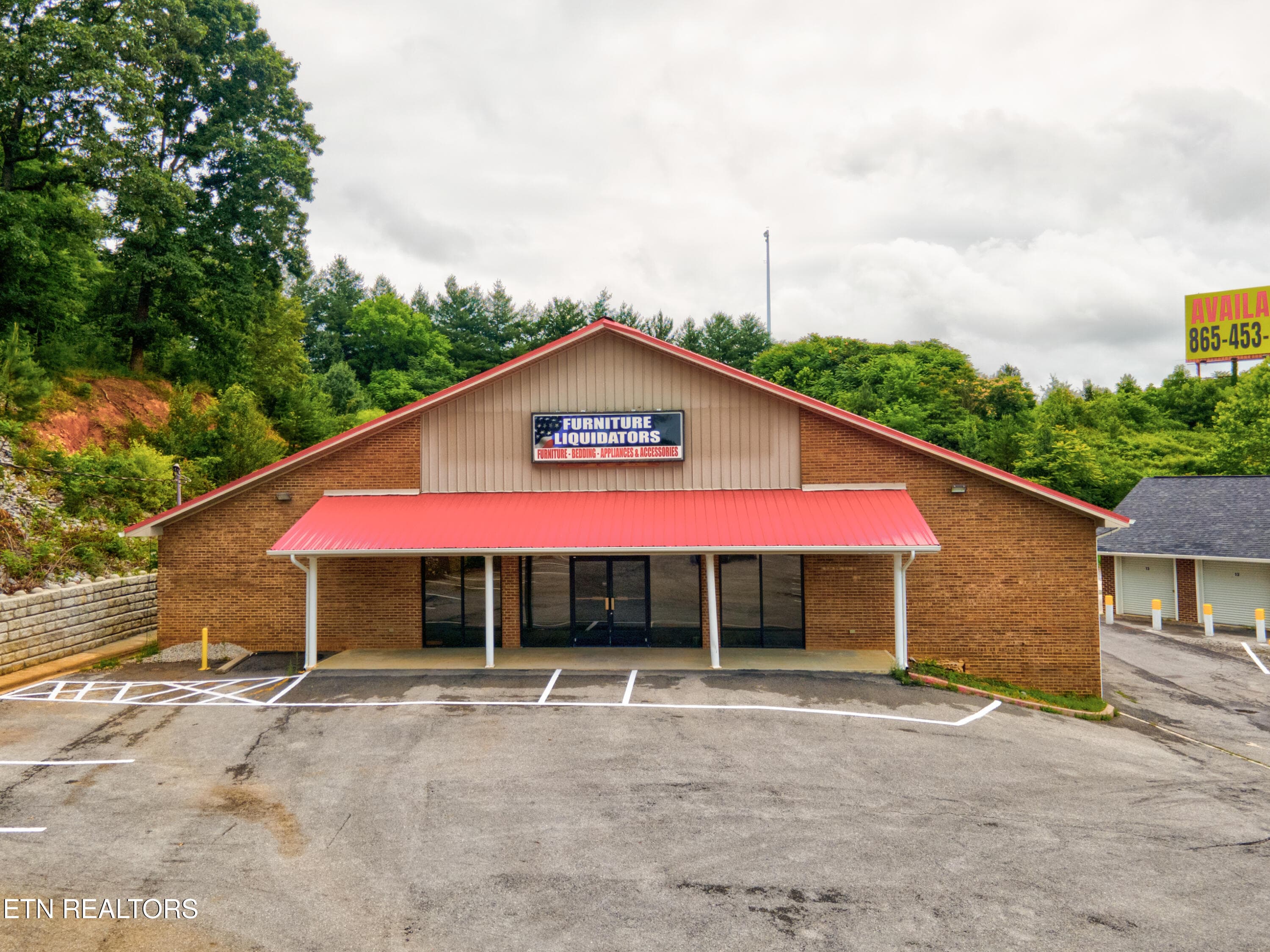 2560 Winfield Dunn Pkwy, Kodak, TN 37764
